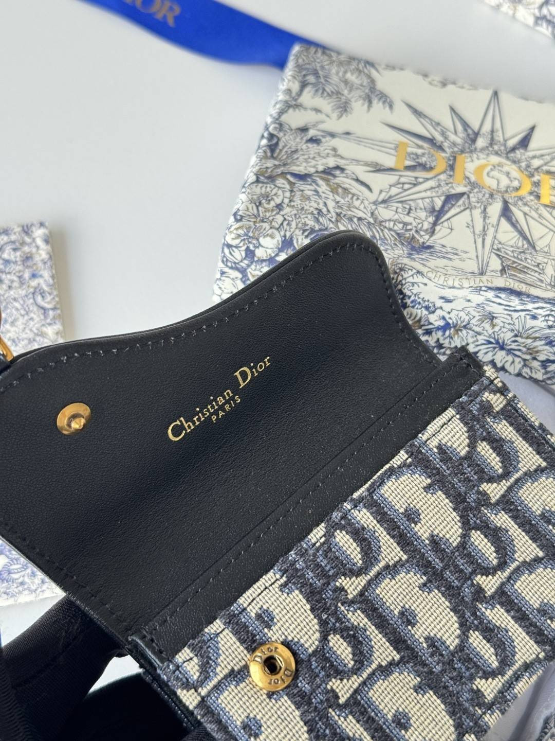 D10r Saddle Bloom Card Holder 11x7.5x3cm