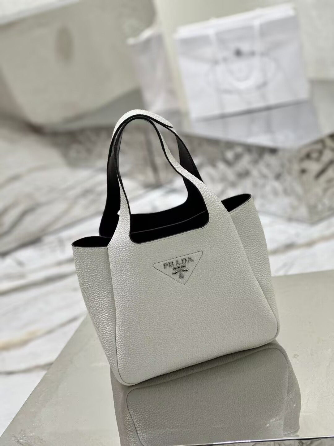 Pra*a Medium Leather Tote 25x21.5x14cm