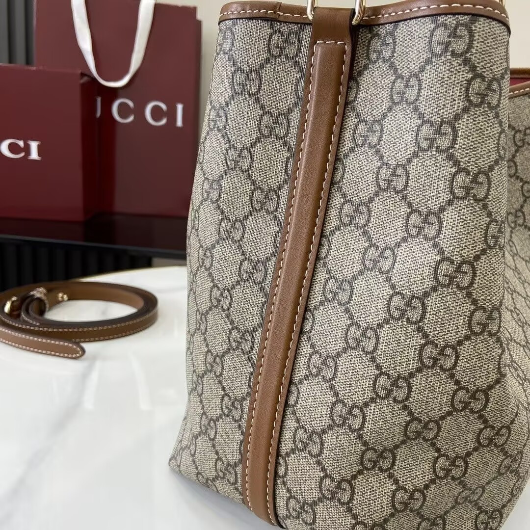 Gvc*1 GG Emblem Medium Bucket Bag 25x25x15.5cm