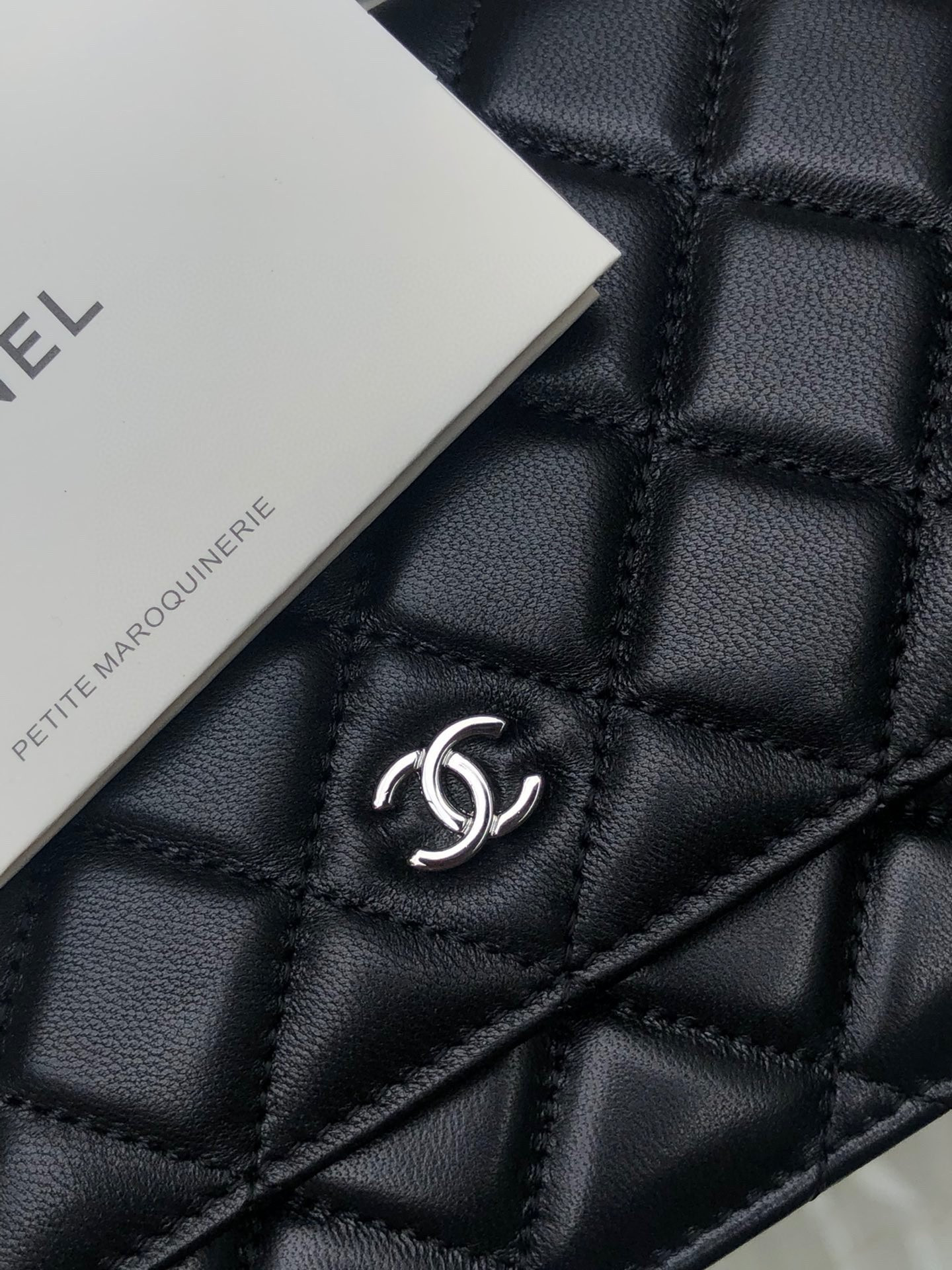 Ch**el CLASSIC WALLET ON CHAIN 4.8 × 7.5 × 1.4 in