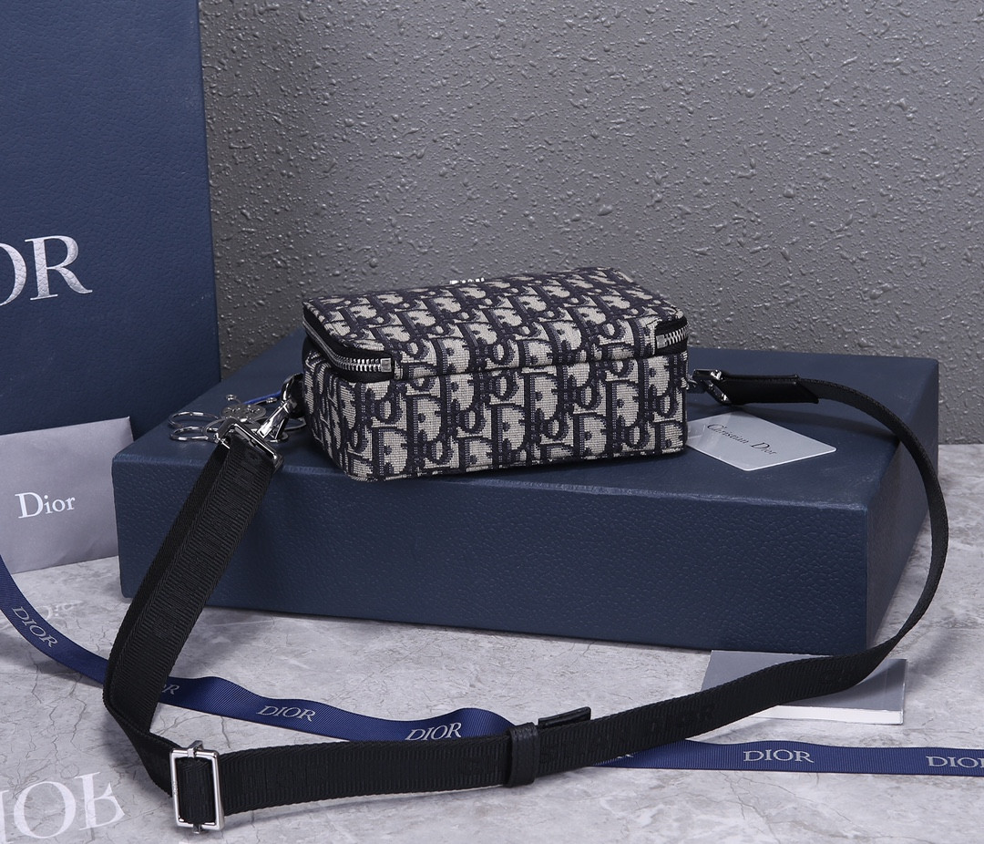 D10r Zipped Pouch with Strap 17×12.5×6cm