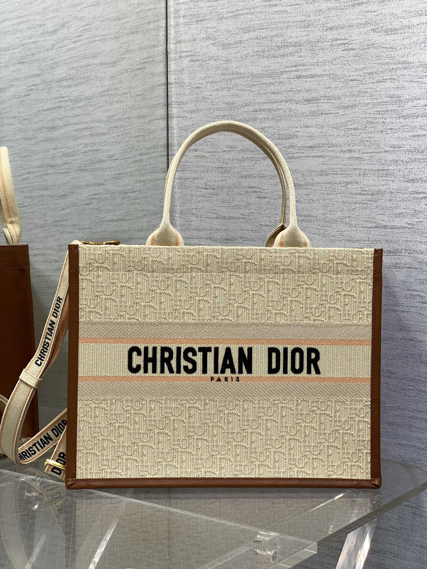 MEDIUM D10r BOOK TOTE White Multicolor Dragon Zodiac Embroidery  36 x 27.5 x 16.5 cm