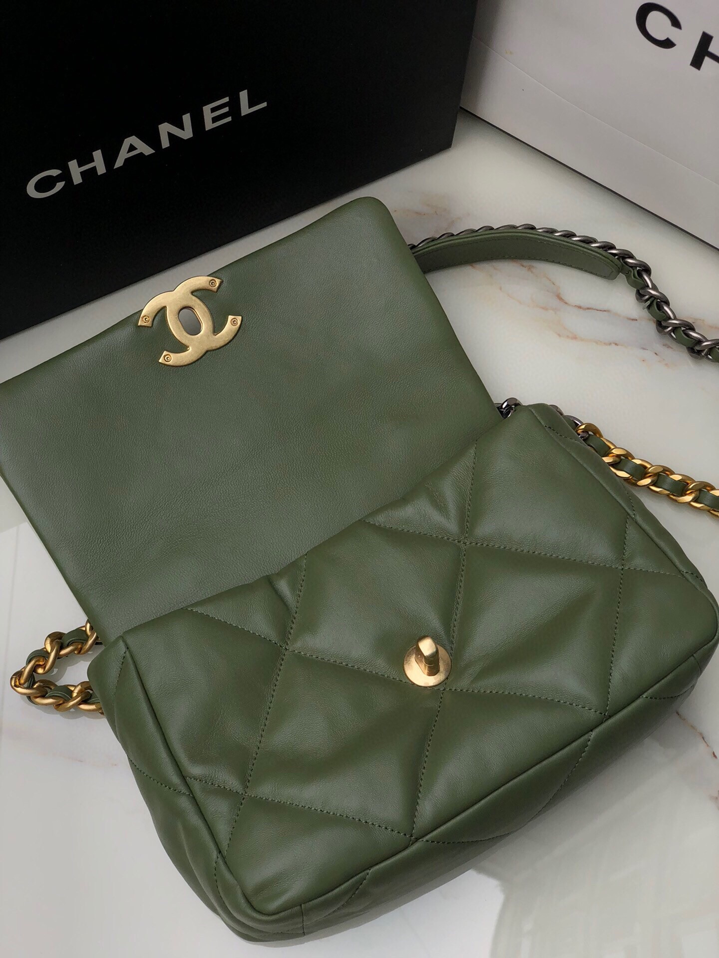 Ch**el 19 HANDBAG Shiny Leather, Gold-Tone 16×26×9cm
