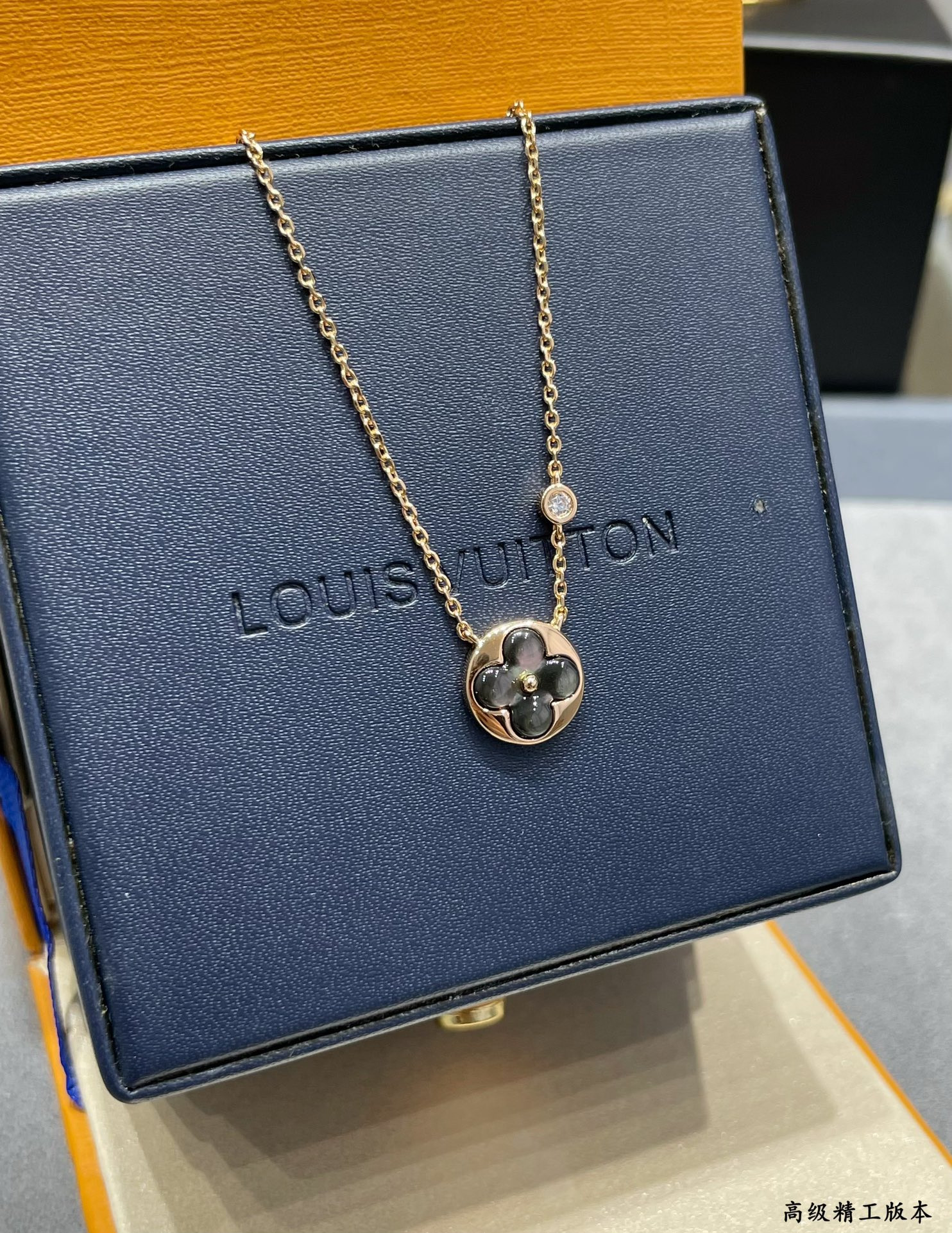 L0vis Vvtt0n Natural Gray Shell Round Necklace