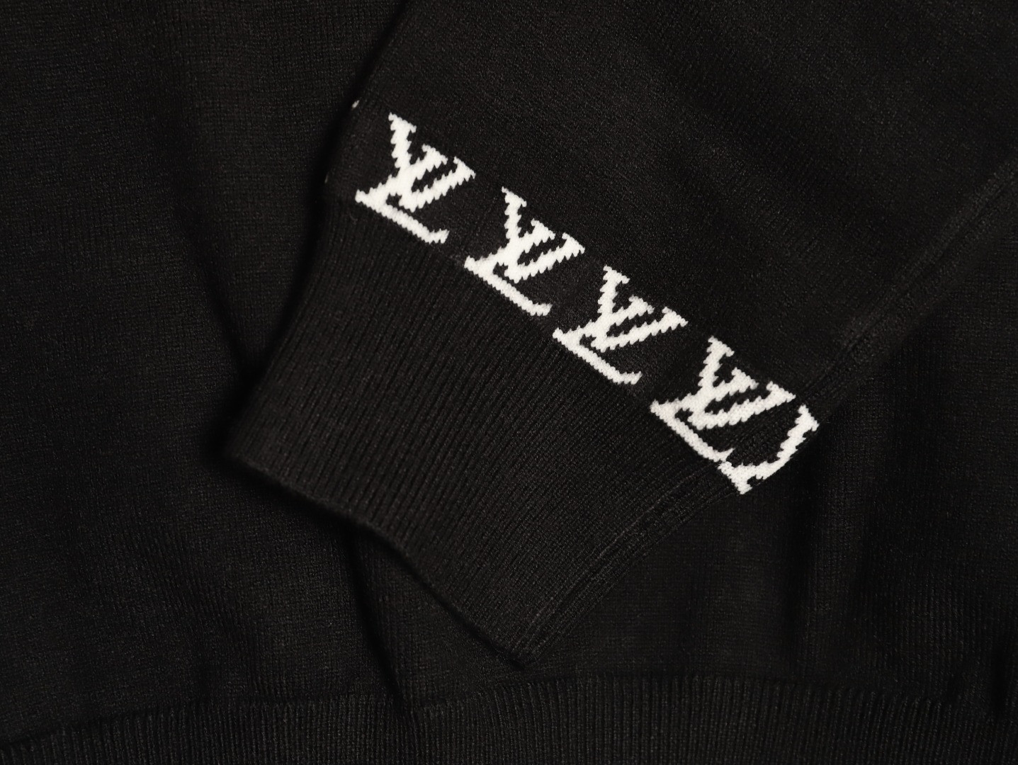 L0vis Vvtt0n Sweaters
