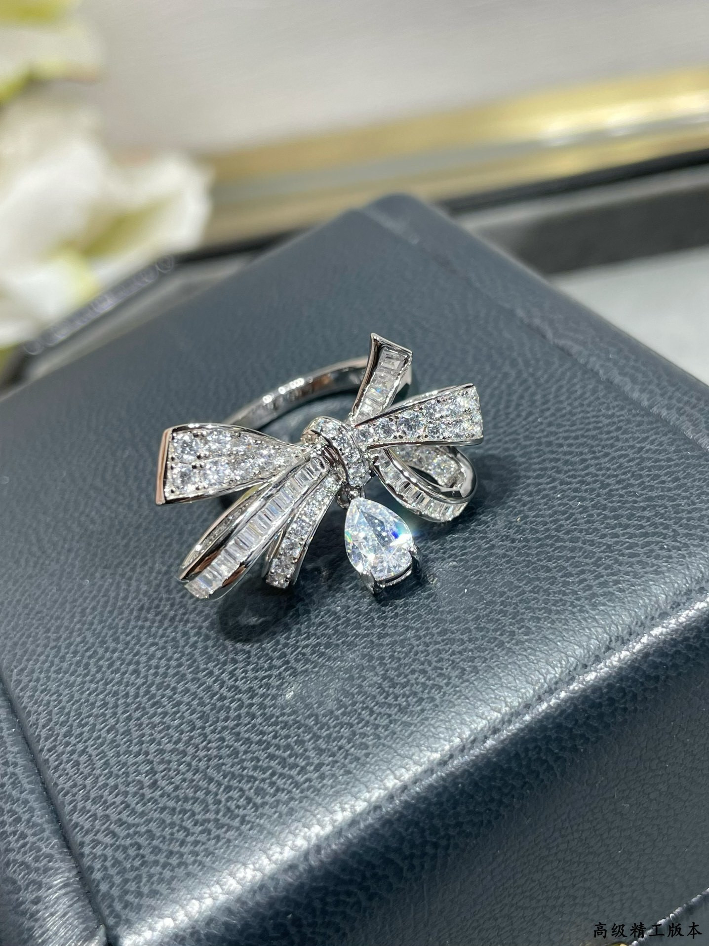 Graff Bowknot Ring with Rhinestones Ag925
