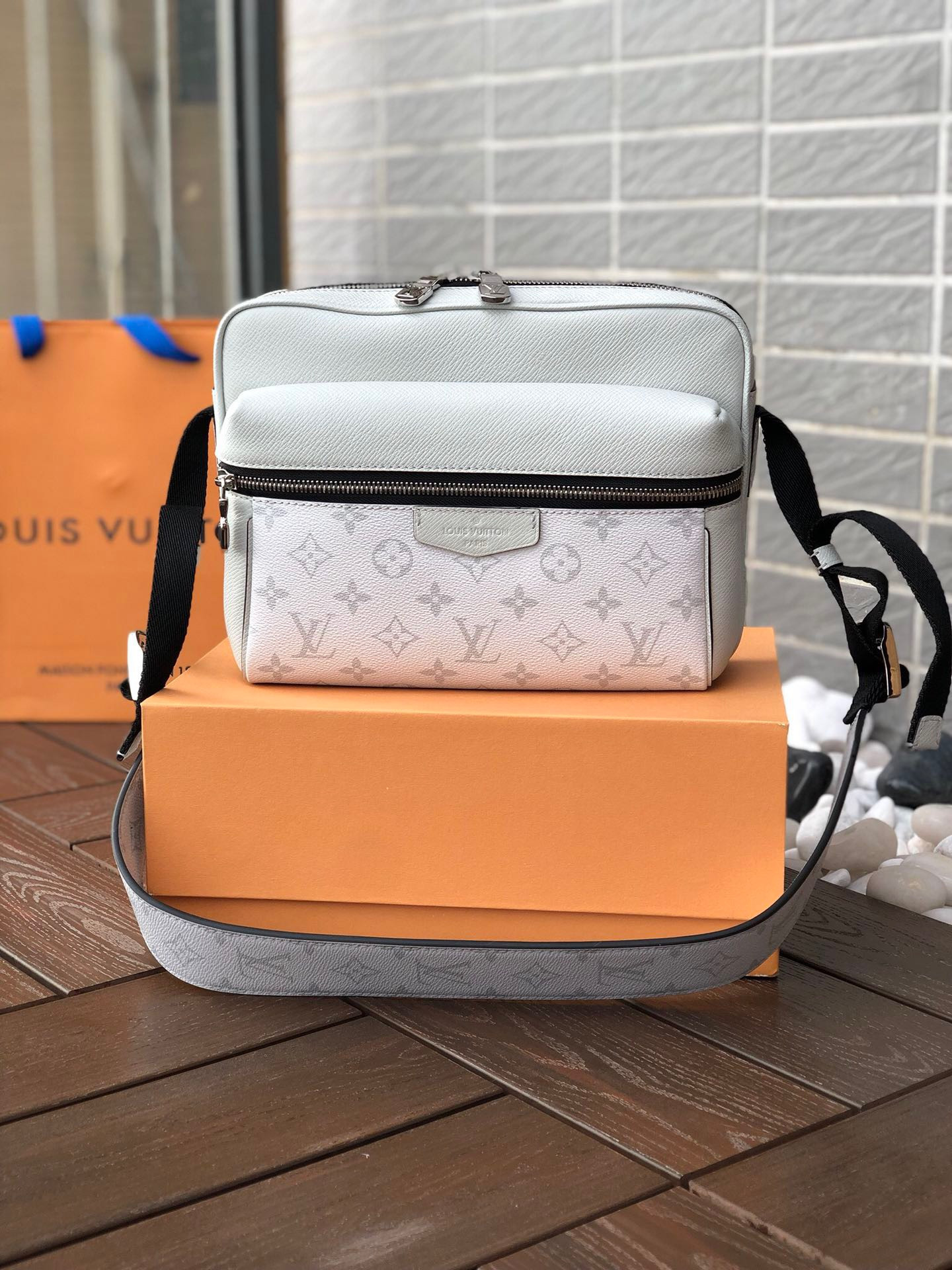 LV OUTDOOR MESSENGER M30243