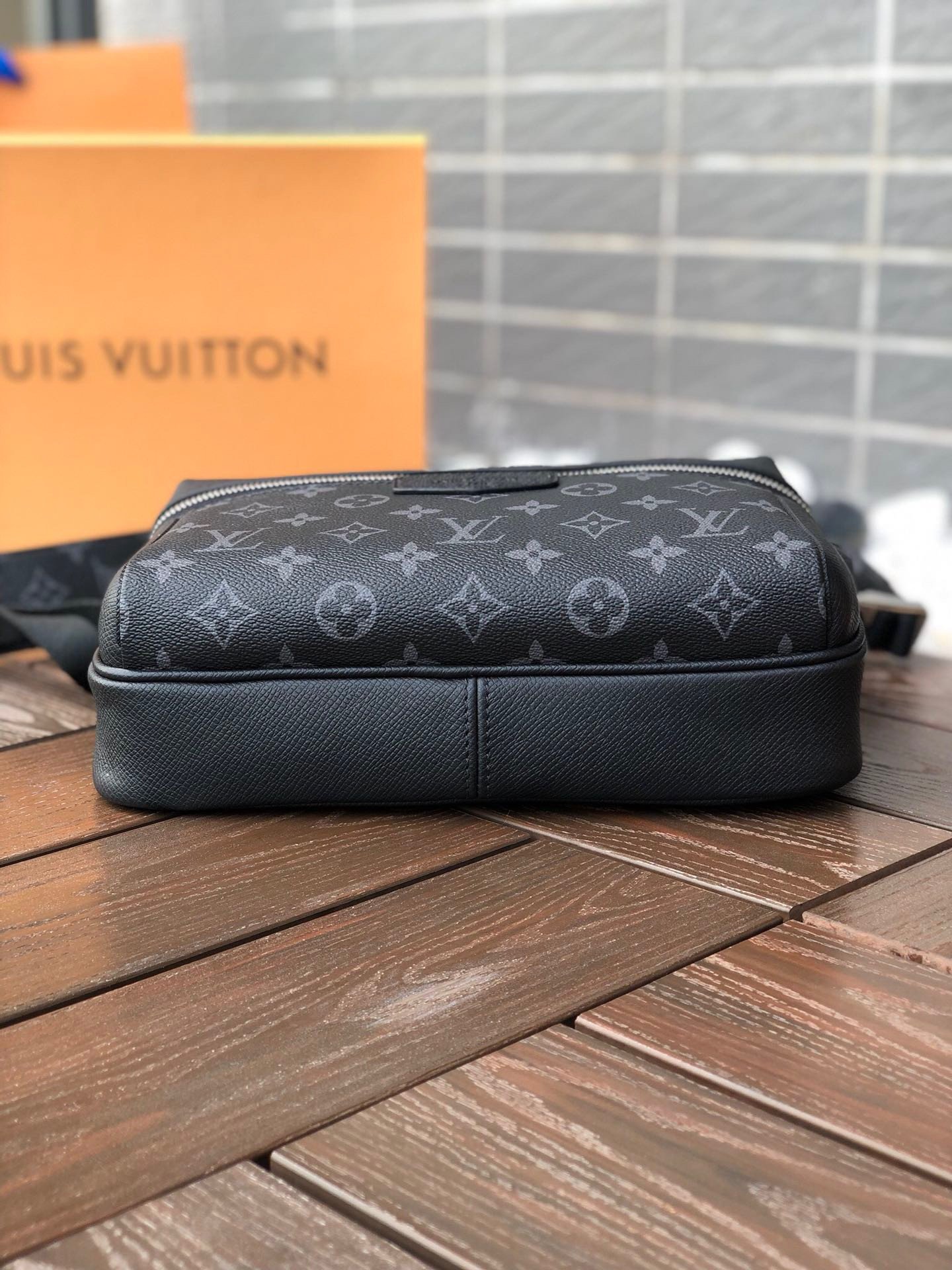 LV OUTDOOR MESSENGER M30233