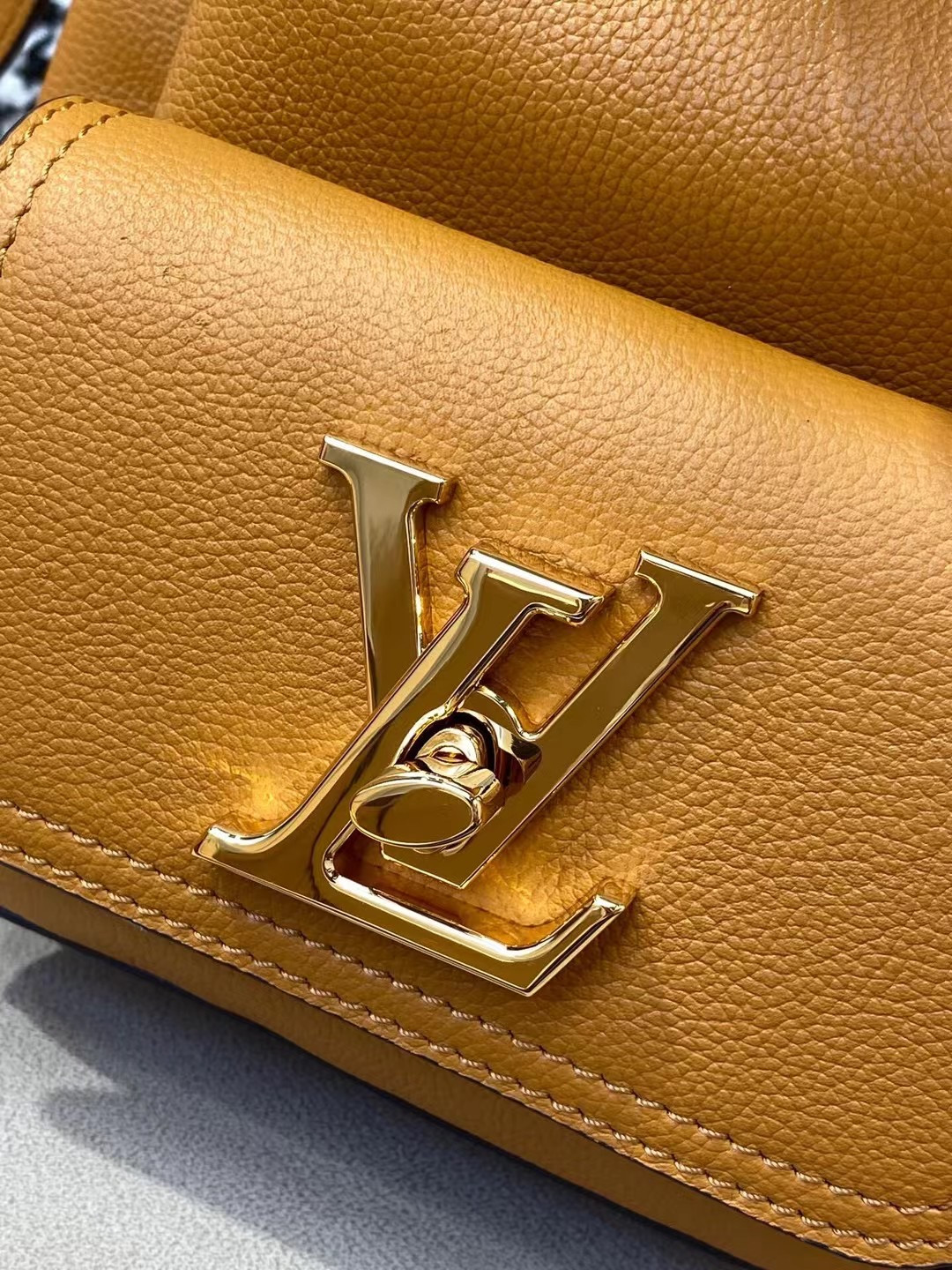 LV LOCKME BUCKET M57689