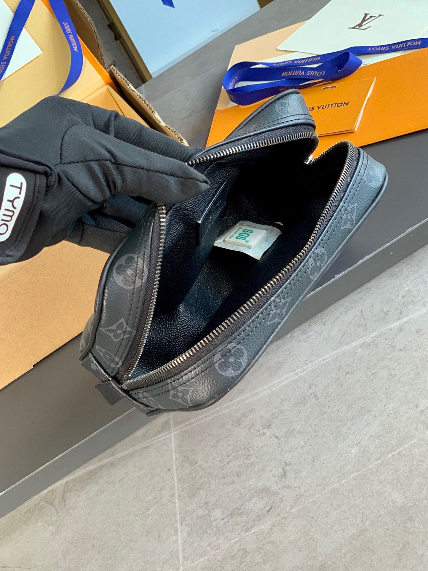 LV TOILET POUCH MM M43384