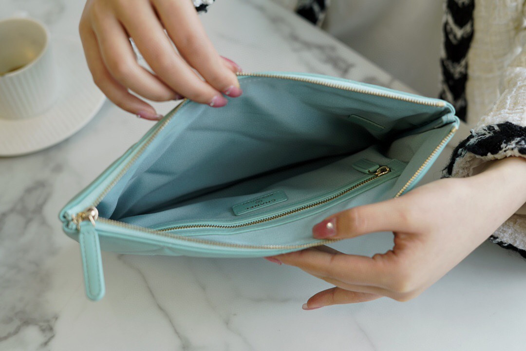 Ch**el 19 pouch