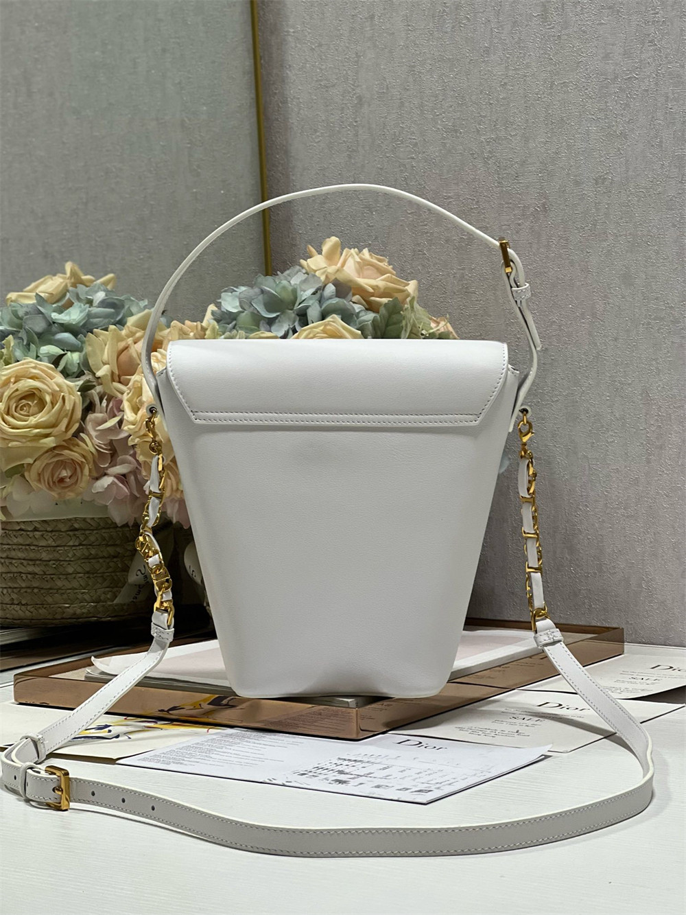 D10r 30 Montaigne Large Chain Bucket Bag White