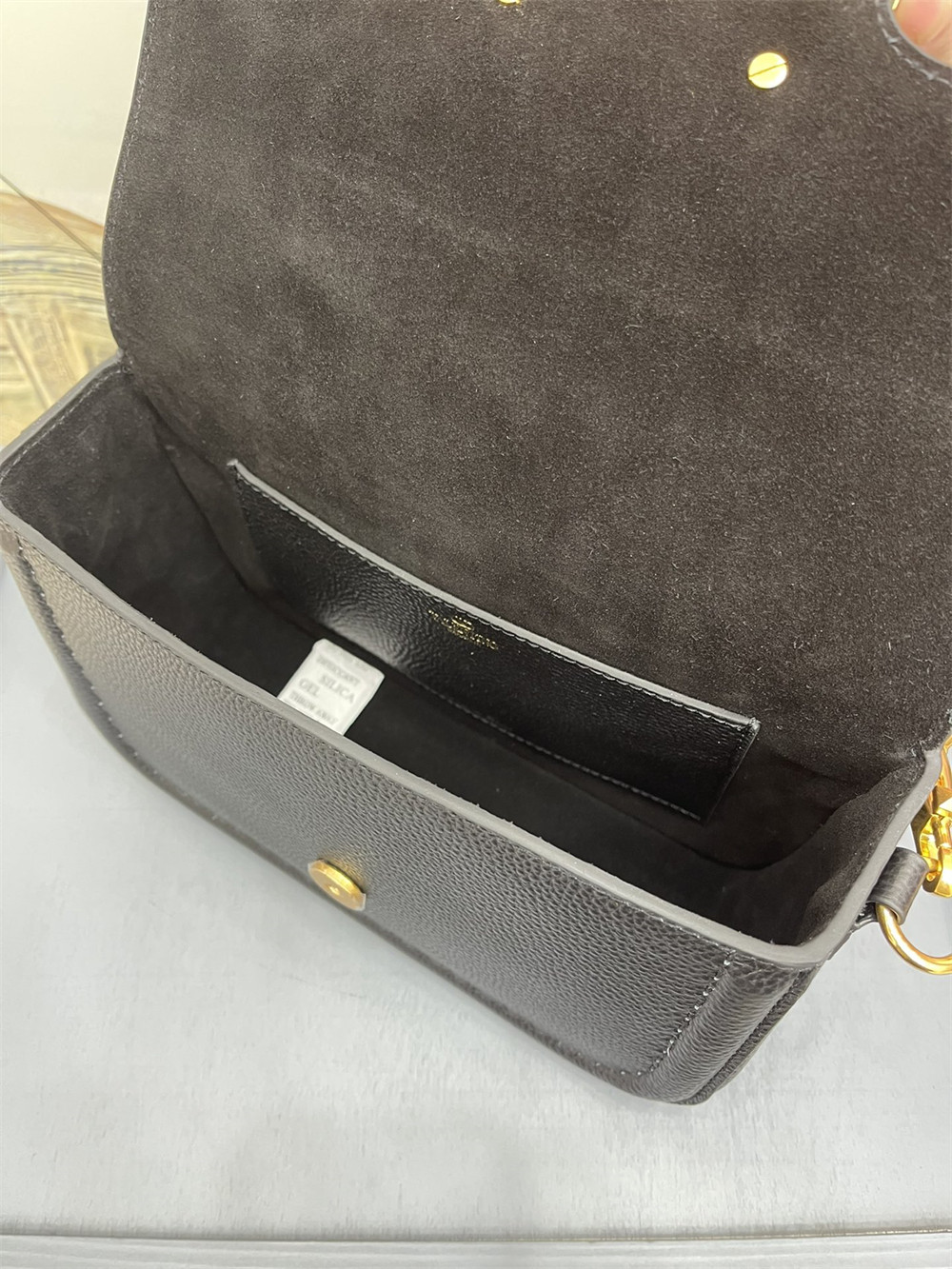 Va1e*ntin0 GARAVANI ALLTIME GRAINY CALFSKIN SHOULDER BAG BLACK 23.5x18X8cm