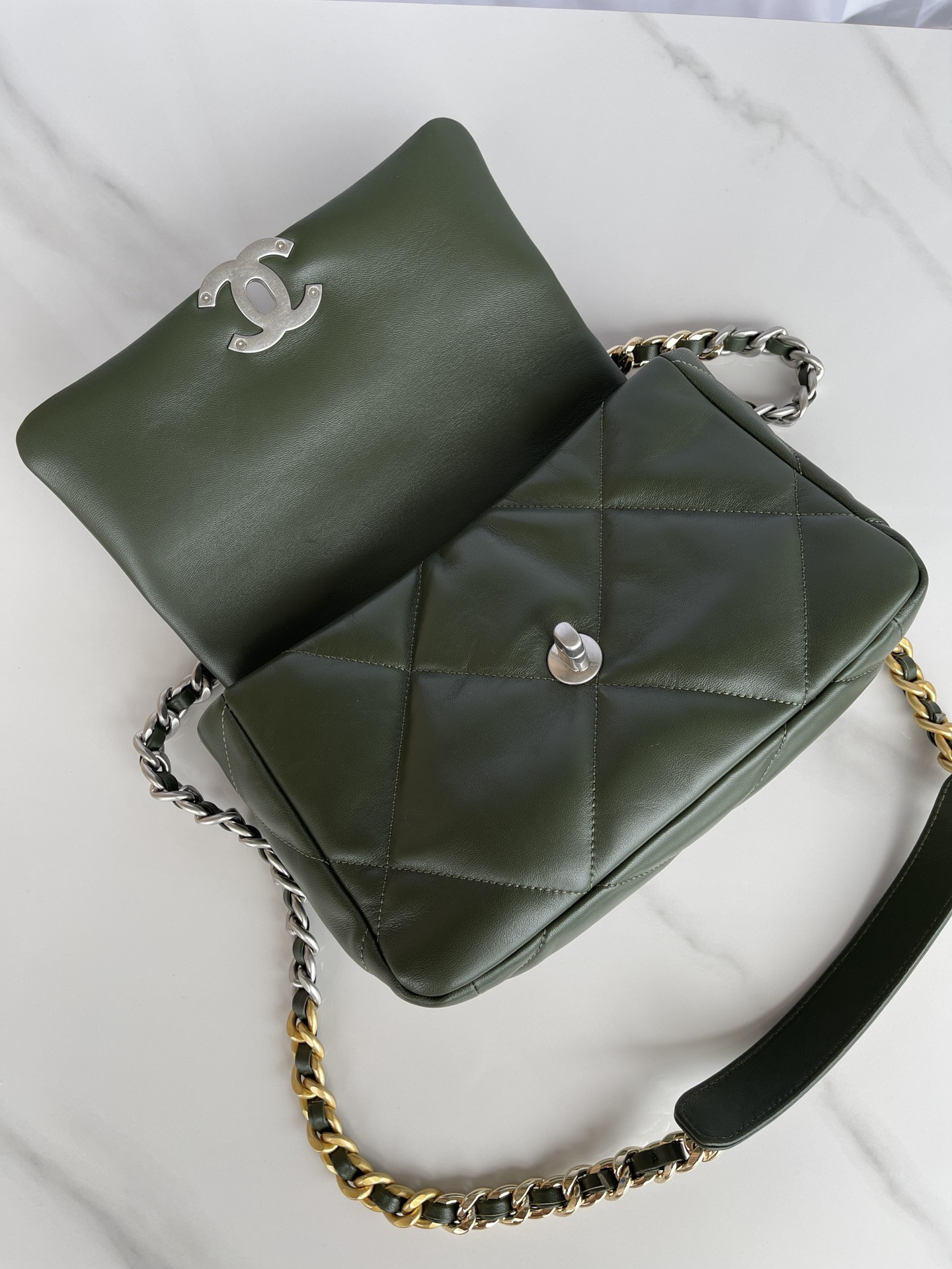 Ch**el 19 HANDBAG Shiny Leather, Gold-Tone, Silver-Tone & Ruthenium-Finish Metal Dark Green 6.2 × 10.1 × 3.5 in