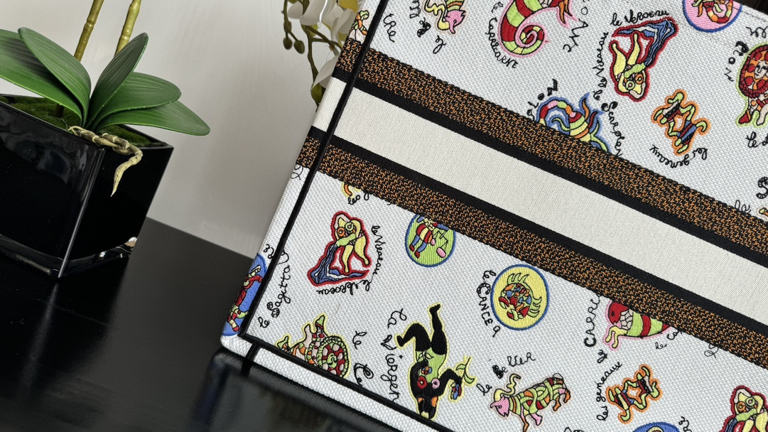 Large D10r BOOK TOTE WHITE MULTICOLOR DRAGON ZODIAC EMBROIDER 16.5 x 14 x 7.5 inches