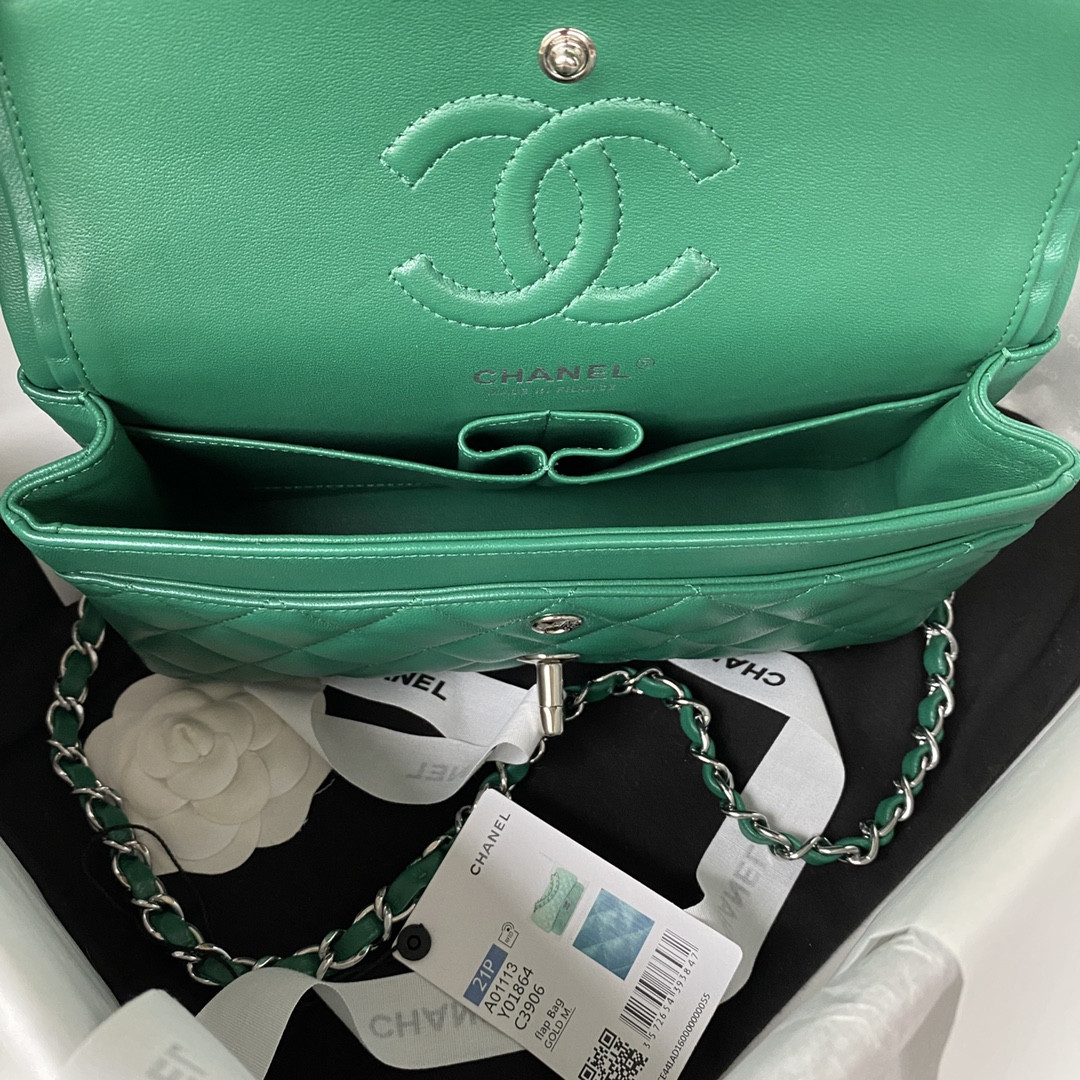 Ch**el SMALL CLASSIC HANDBAG Grained SHINY Calfskin & Silver-Tone Metal Green 5.7 × 9 × 2.3 in