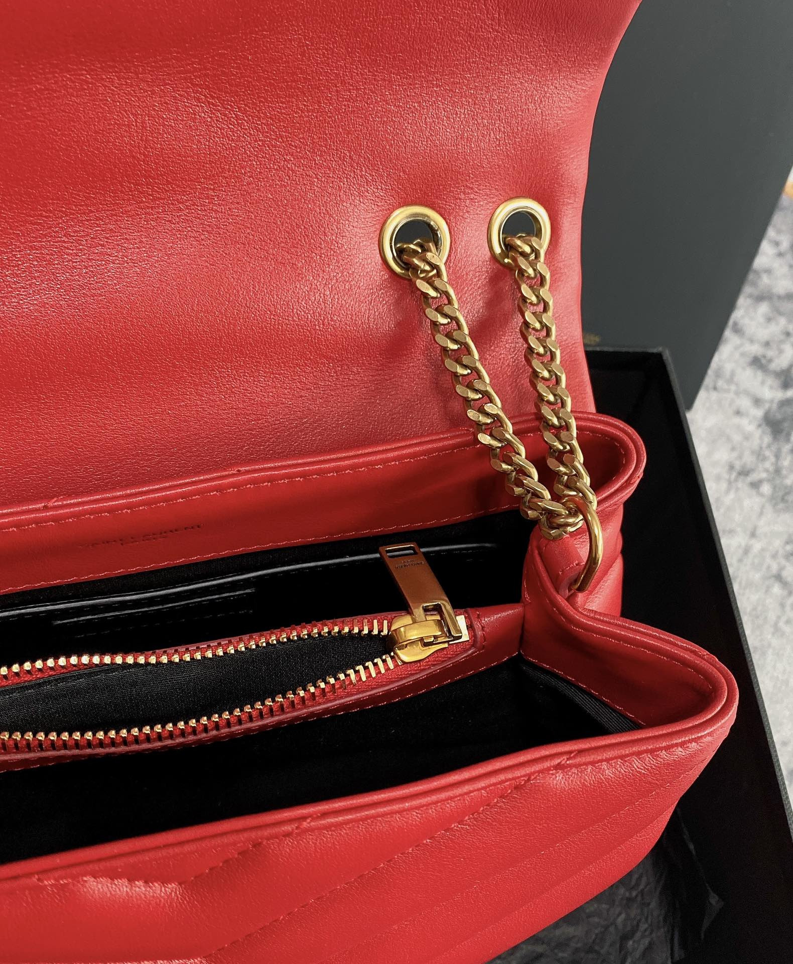 Y51 LOULOU SMALL IN QUILTED LEATHER SHINY RED GOLD 9 X 6.1 X 3.3 INCHES