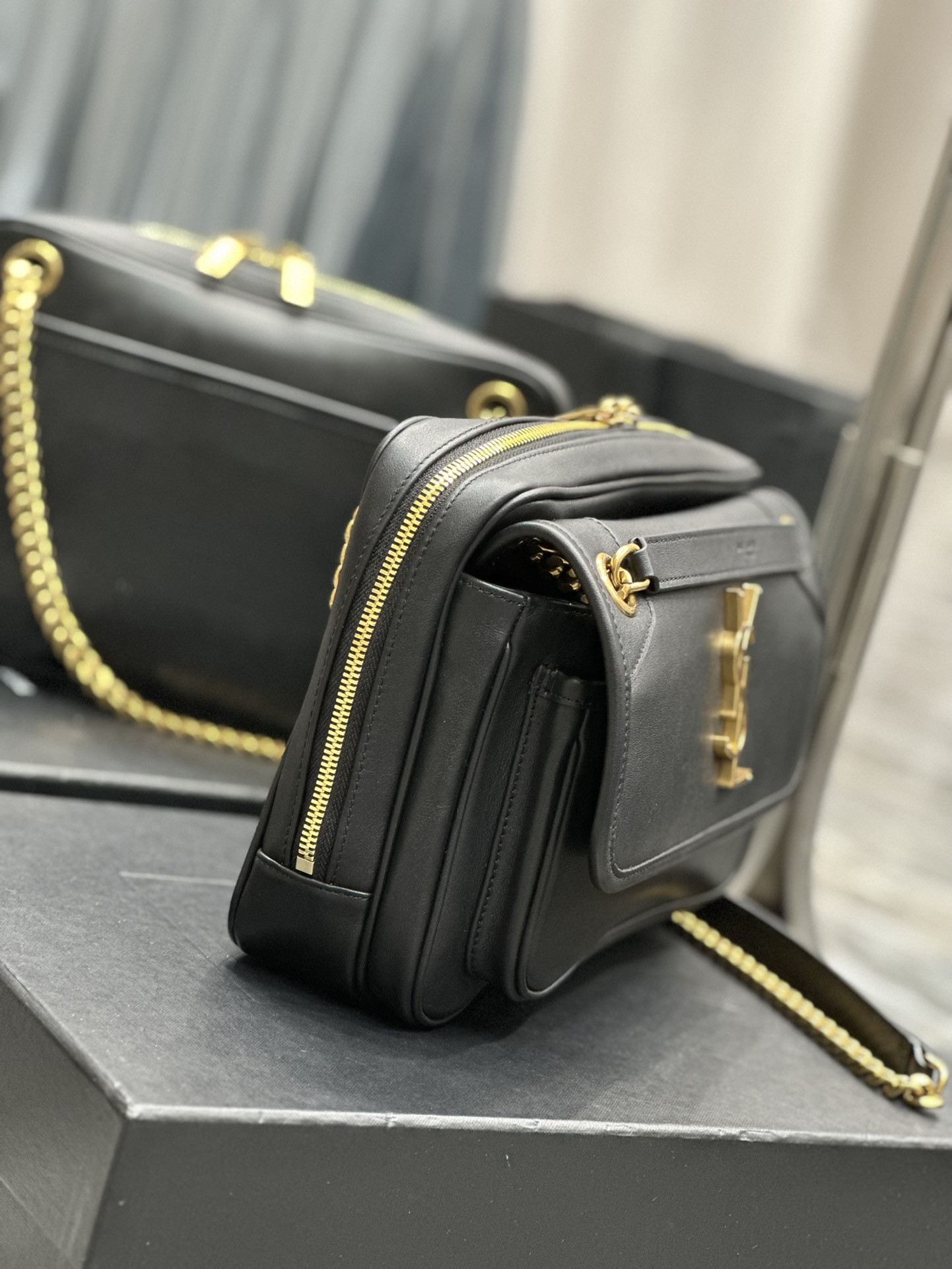 Y51 NIKI MEDIUM IN VINTAGE LEATHER BLACK GOLD 11 X 7.8 X 3.3 INCHES