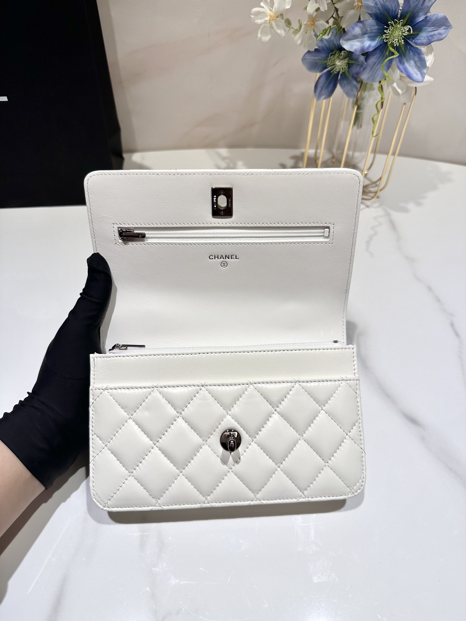 Ch**el CLASSIC WALLET ON CHAIN 4.8 × 7.5 × 1.4 in