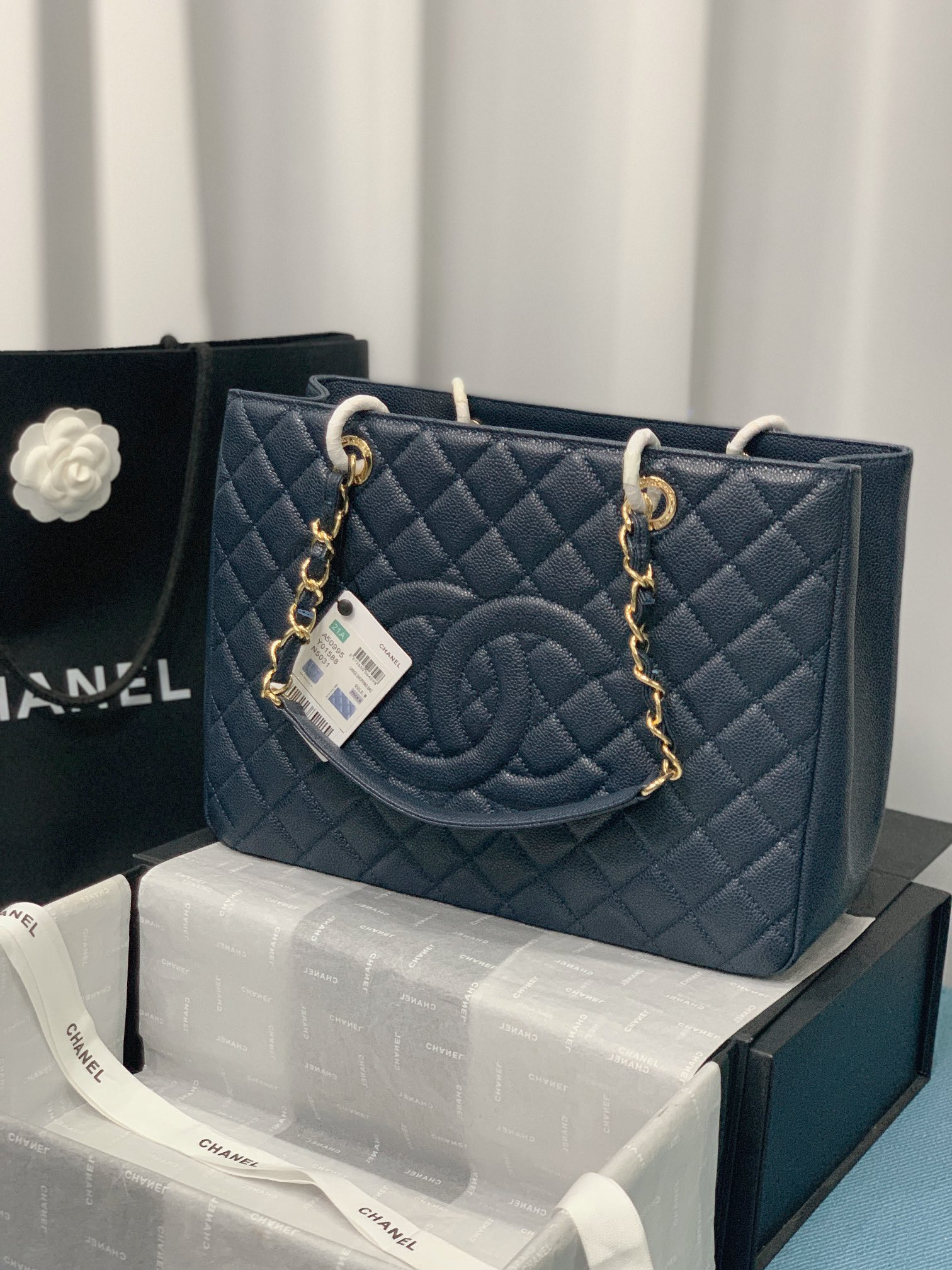Ch**el GST CAVIAR LEATHER HARDWARE 24X33X13CM