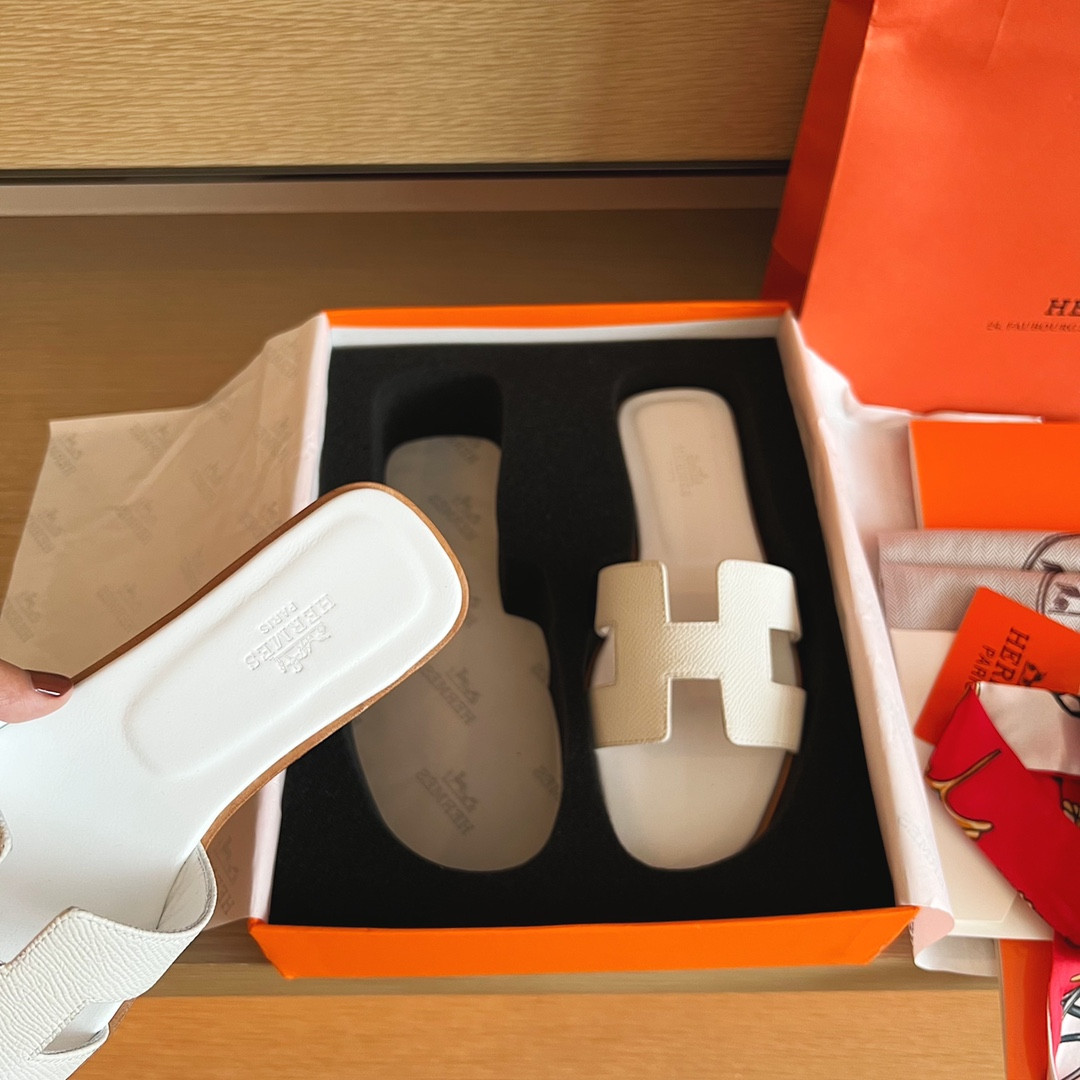 UA H**me5 Oran sandal