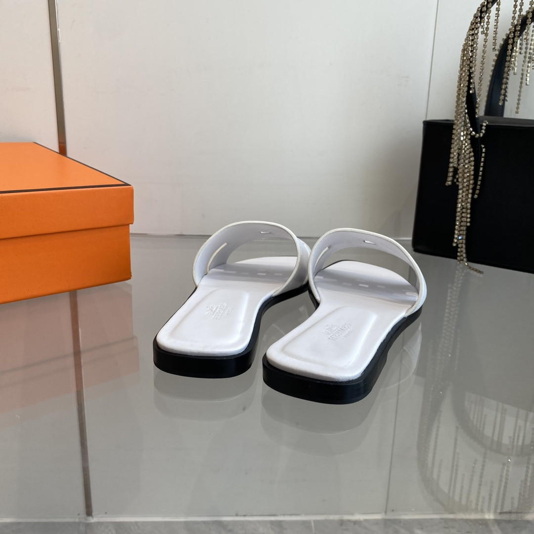 UA H**me5 Idioma sandal
