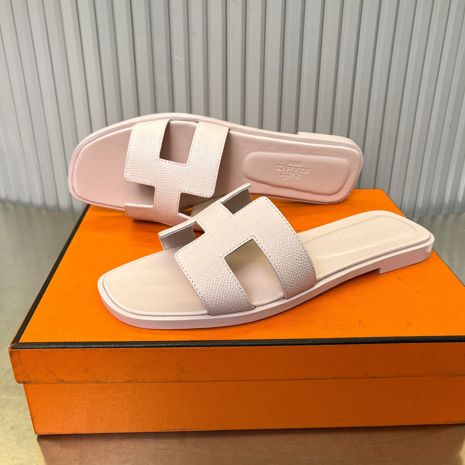 UA H**me5 Oran sandal