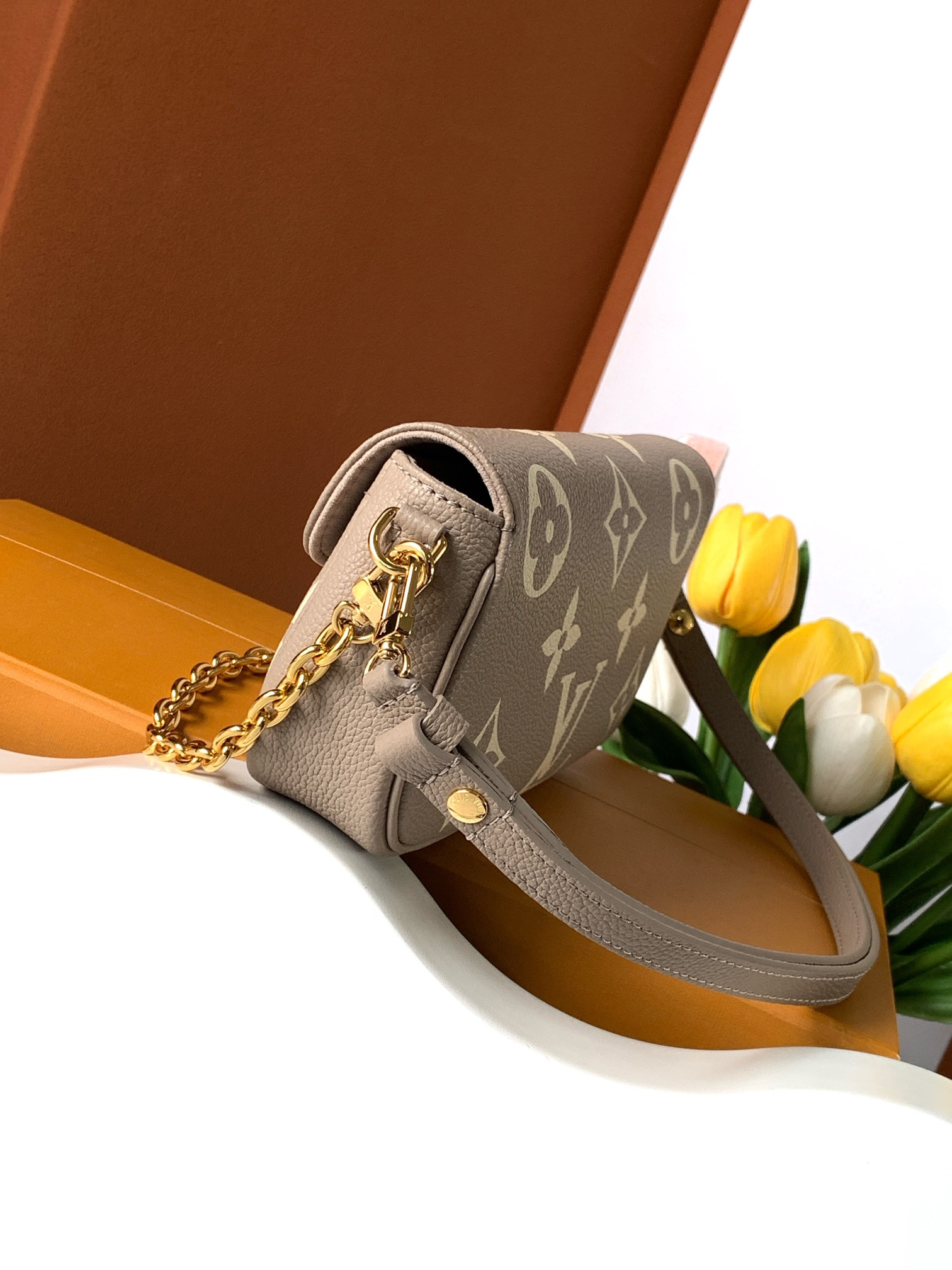 LV Wallet On Chain Ivy  M82211 9.3 x 4.7 x 1.7 inches