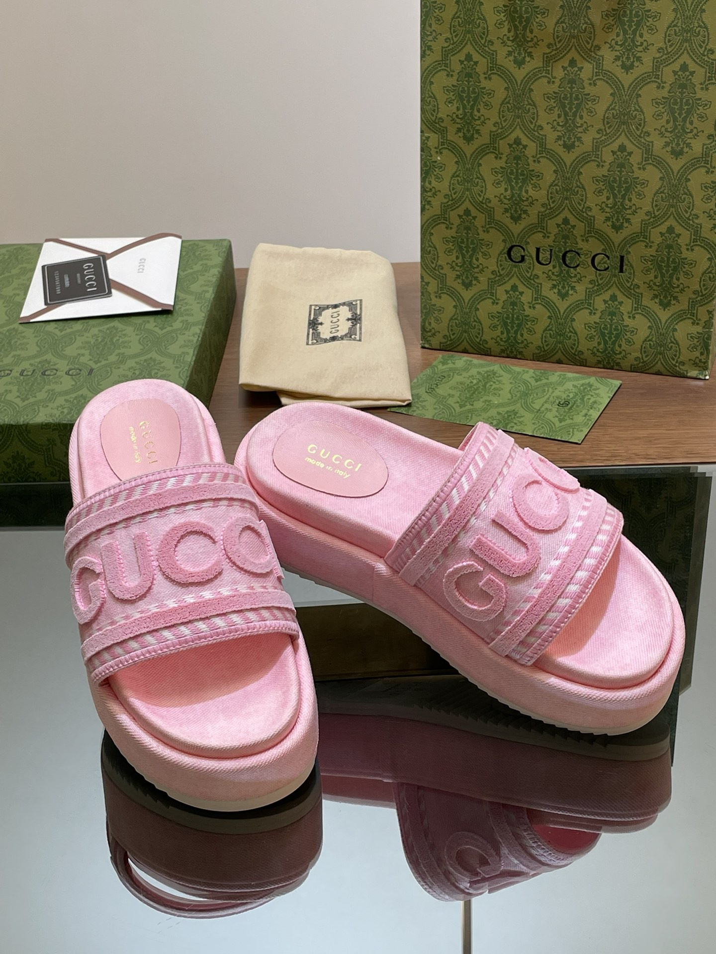 UA Gvc*1 SLIDE SANDAL WITH Gvc*1 SCRIPT