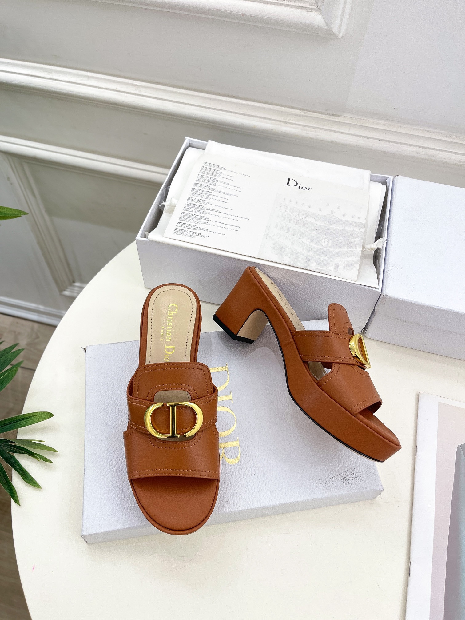 UA D10r 30 Montaigne Platform Slide