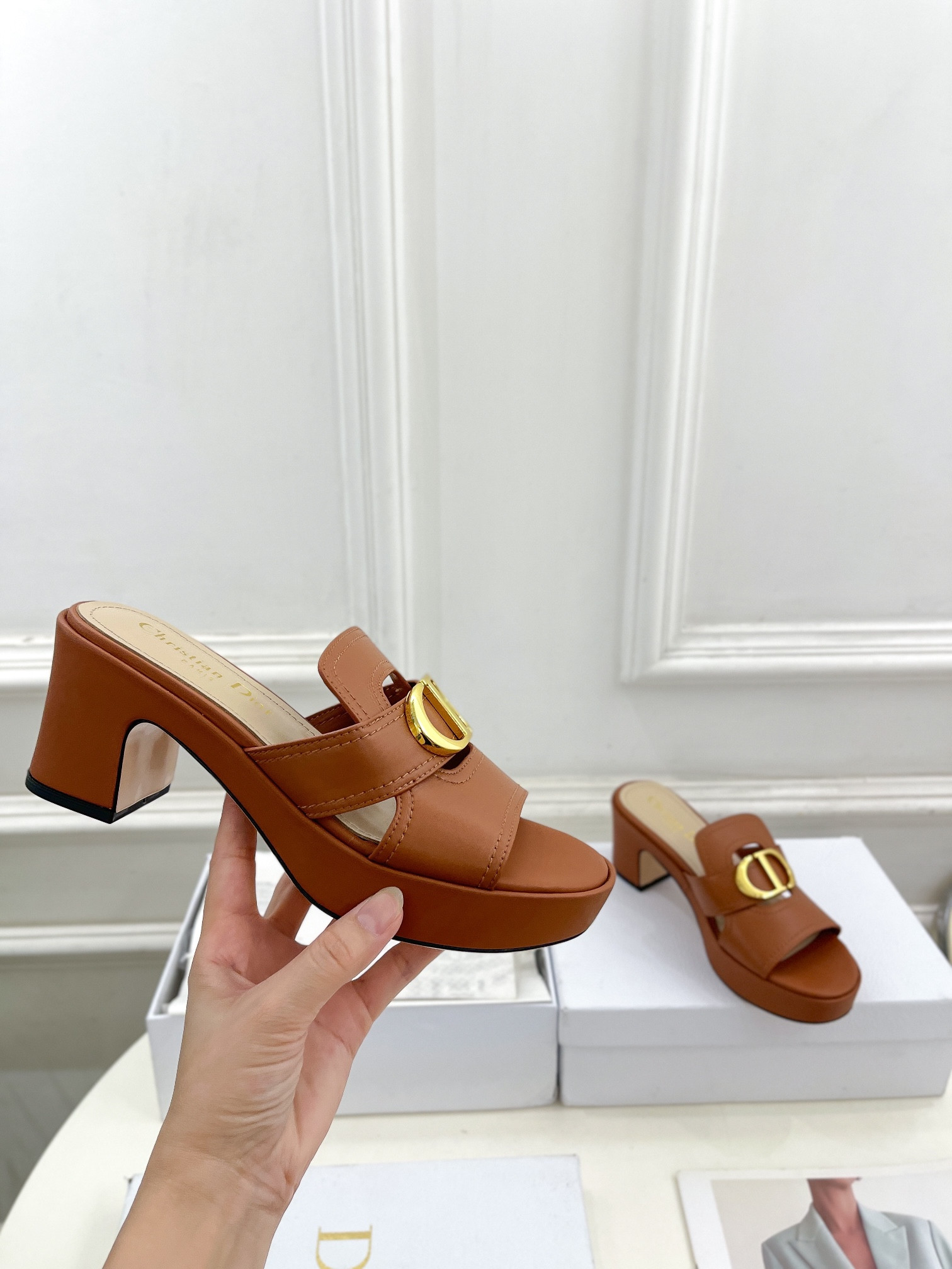 UA D10r 30 Montaigne Platform Slide