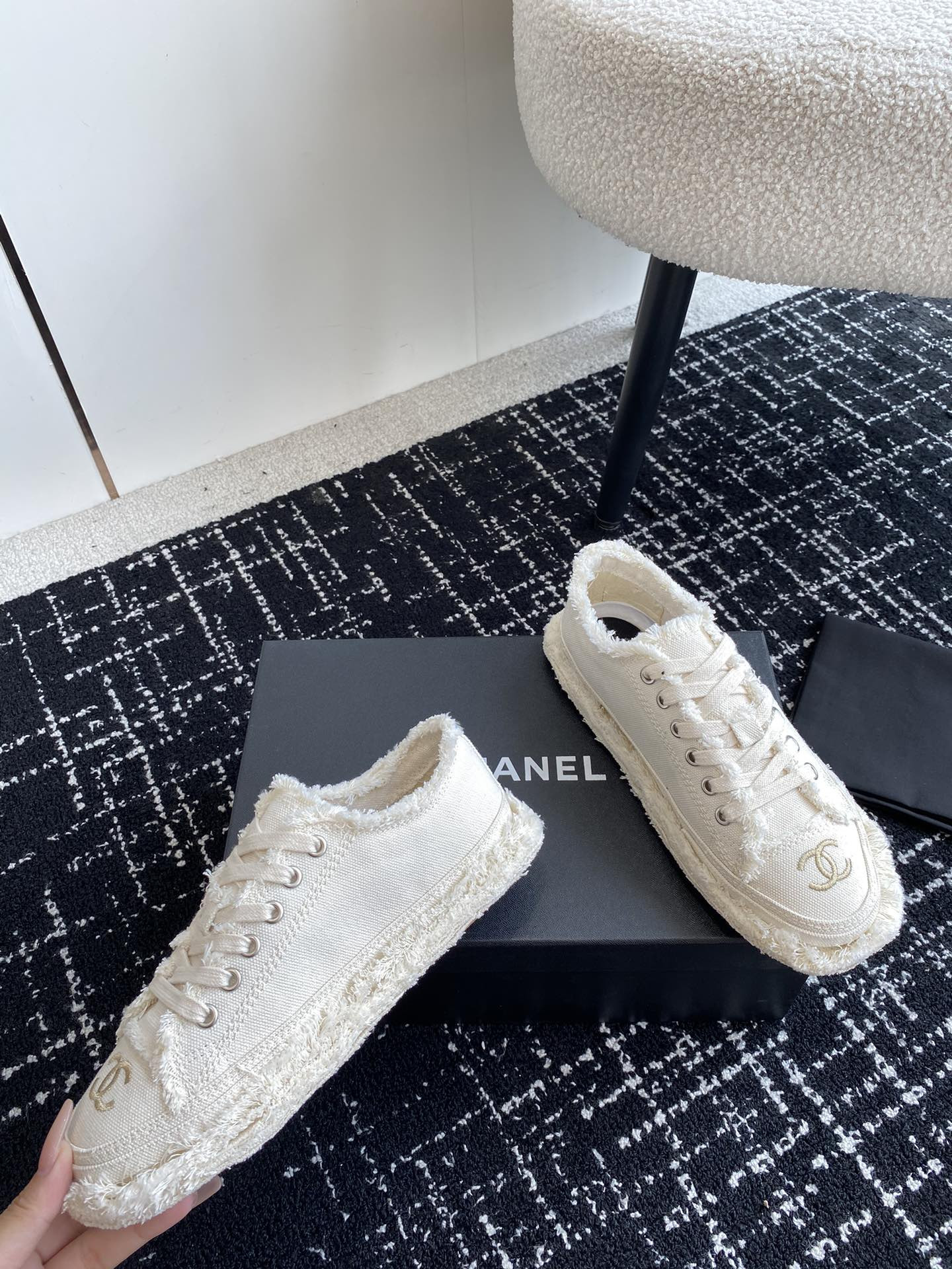 UA Ch**el SNEAKER
