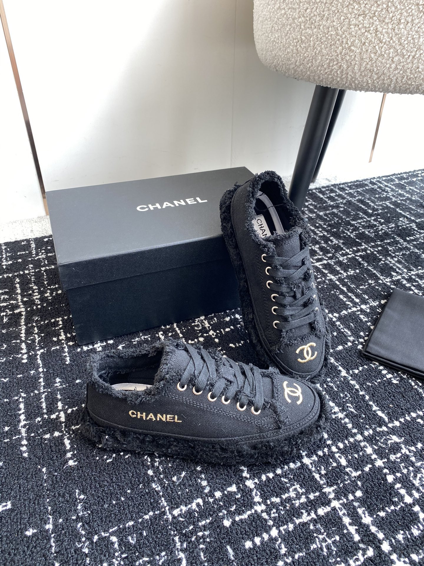 UA Ch**el SNEAKER
