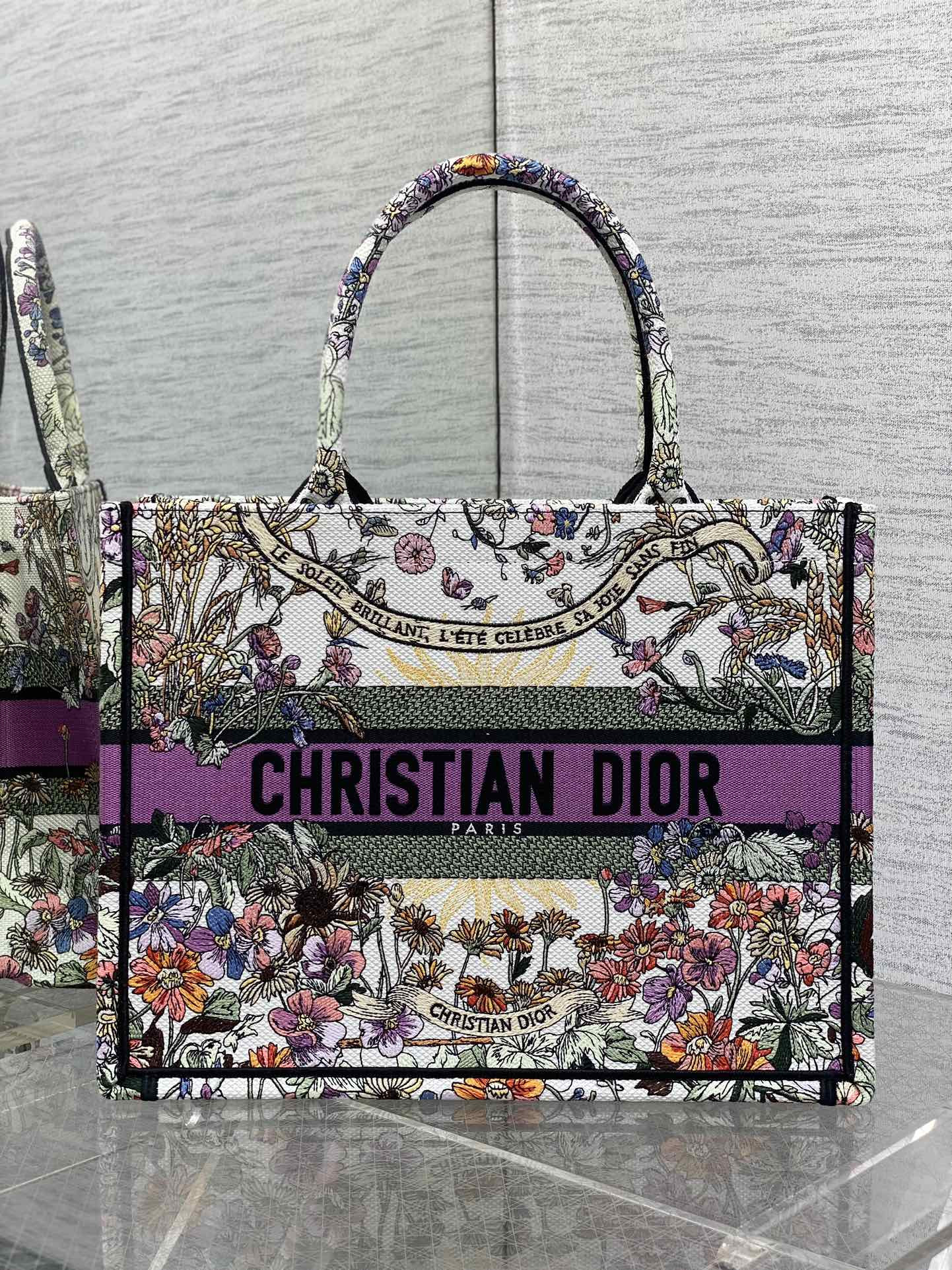 Medium D10r Book Tote  Ecru Multicolor D10r 4 Saisons Été Soleil Embroidery 36 x 27.5 x 16.5 cm