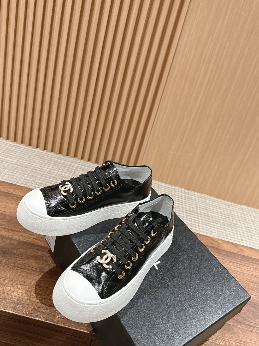 UA Ch**el SNEAKER