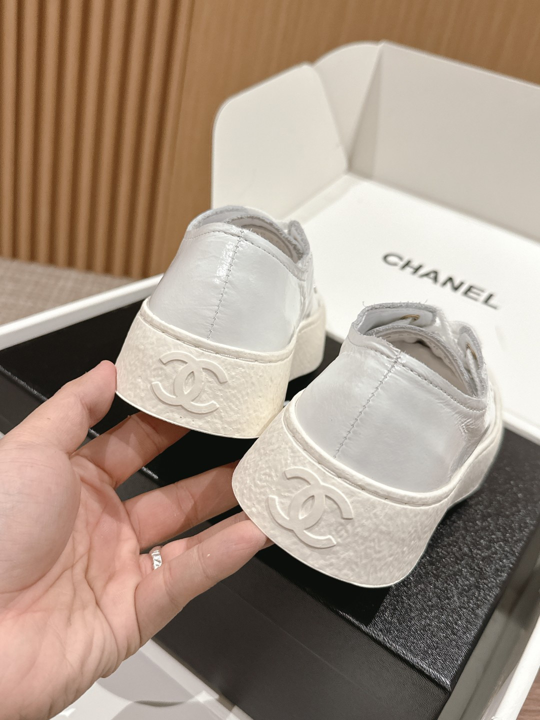 UA Ch**el SNEAKER