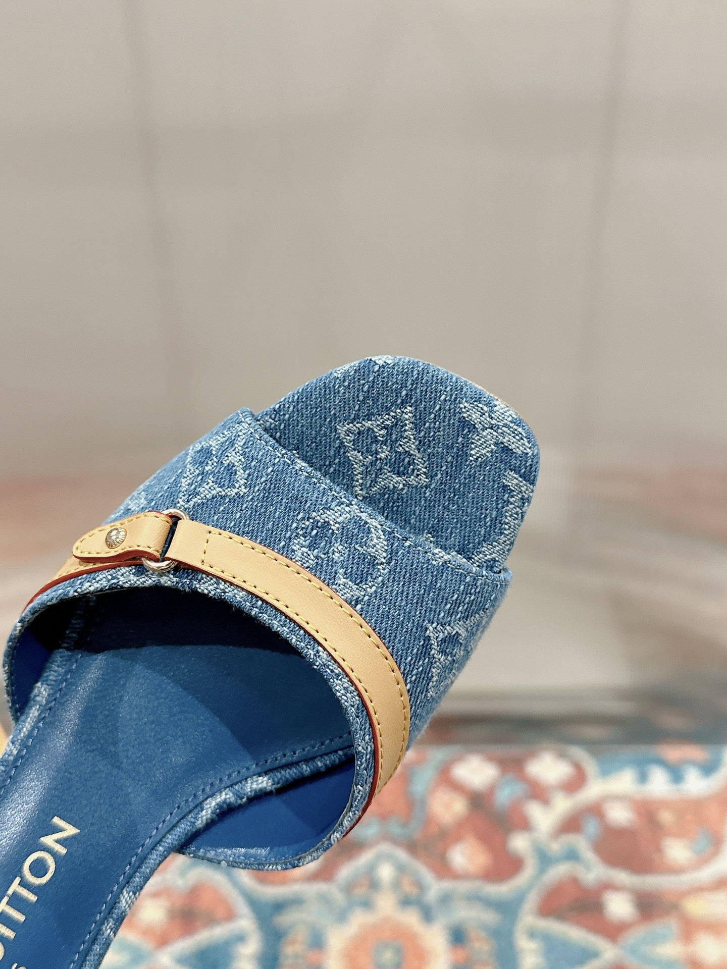 LV Helios Slide