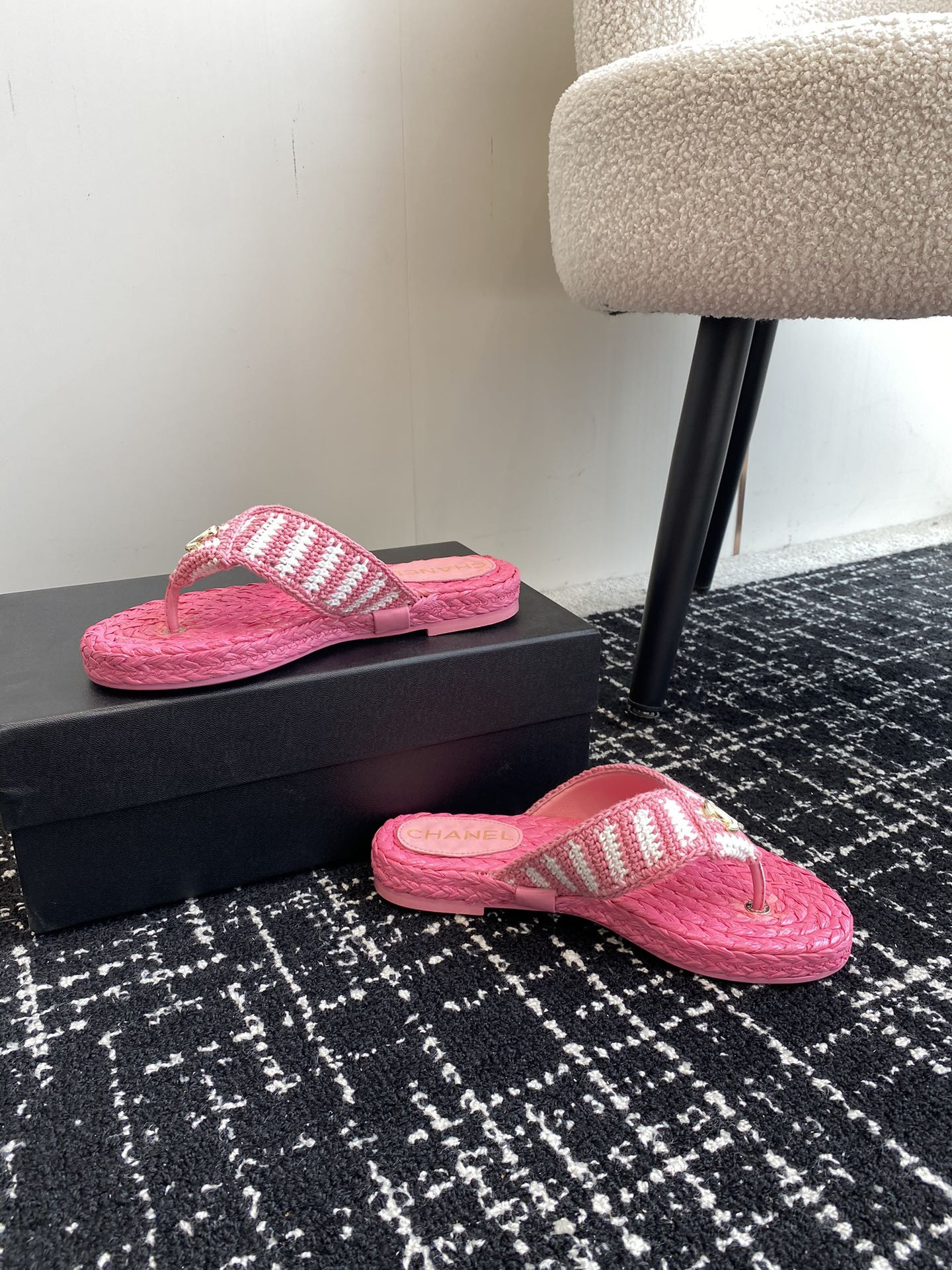 UA Ch**el THONGS SLIDES
