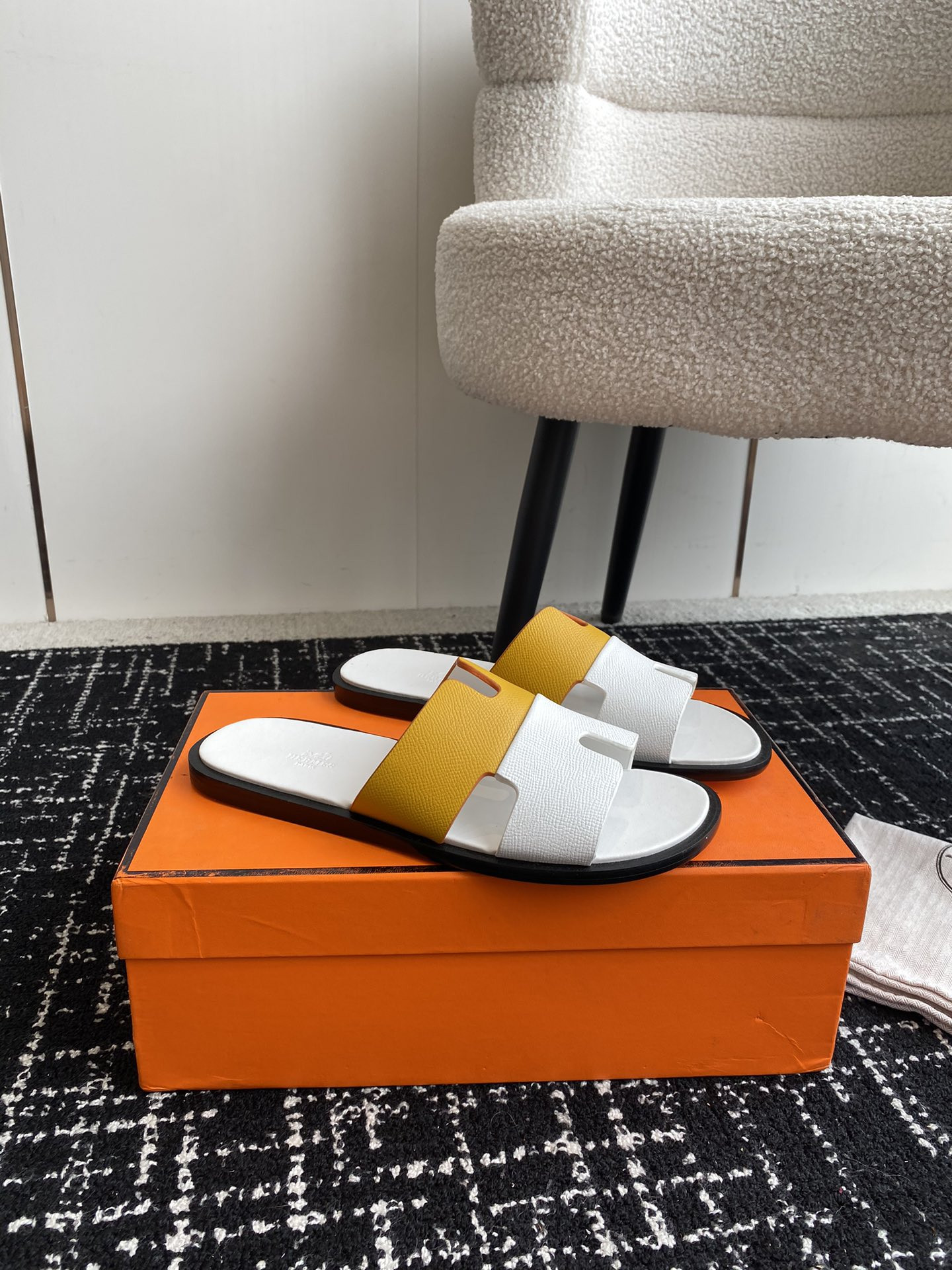 UA H**me5 Izmir sandal