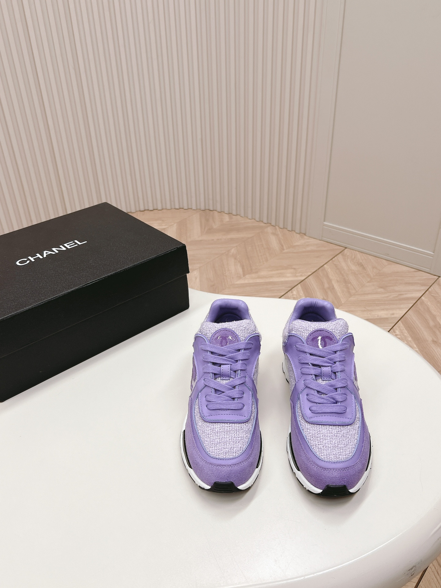 UA Ch**el SNEAKER