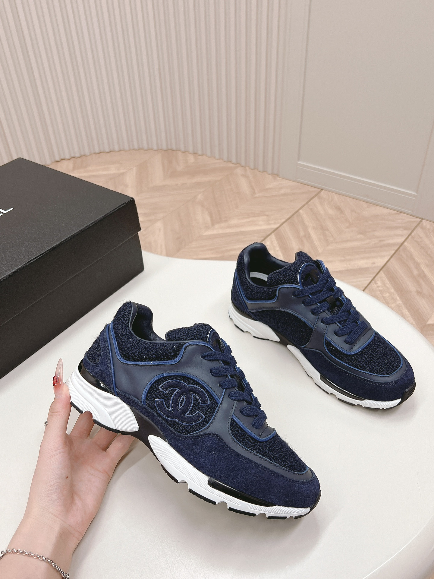 UA Ch**el SNEAKER