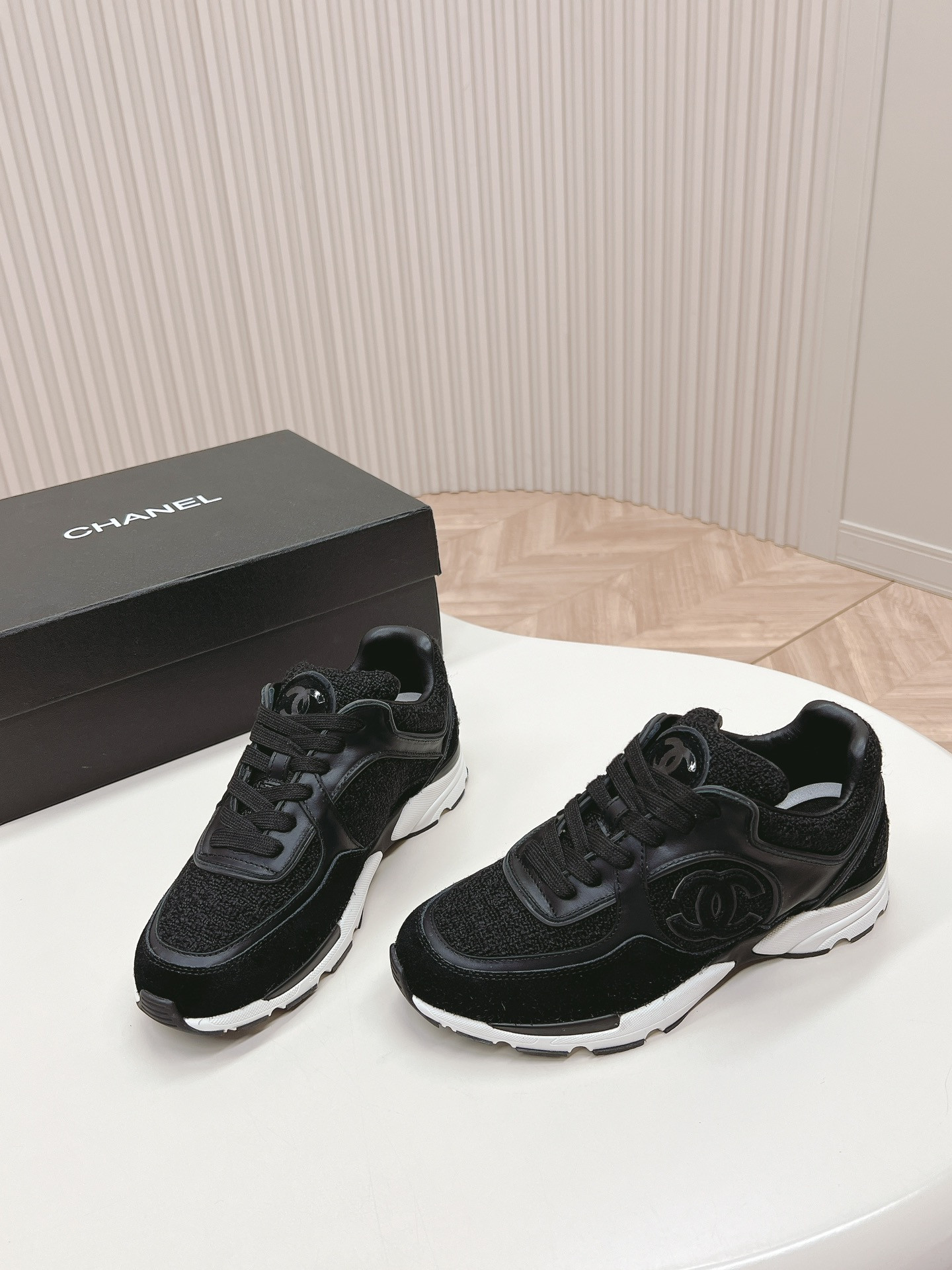 UA Ch**el SNEAKER