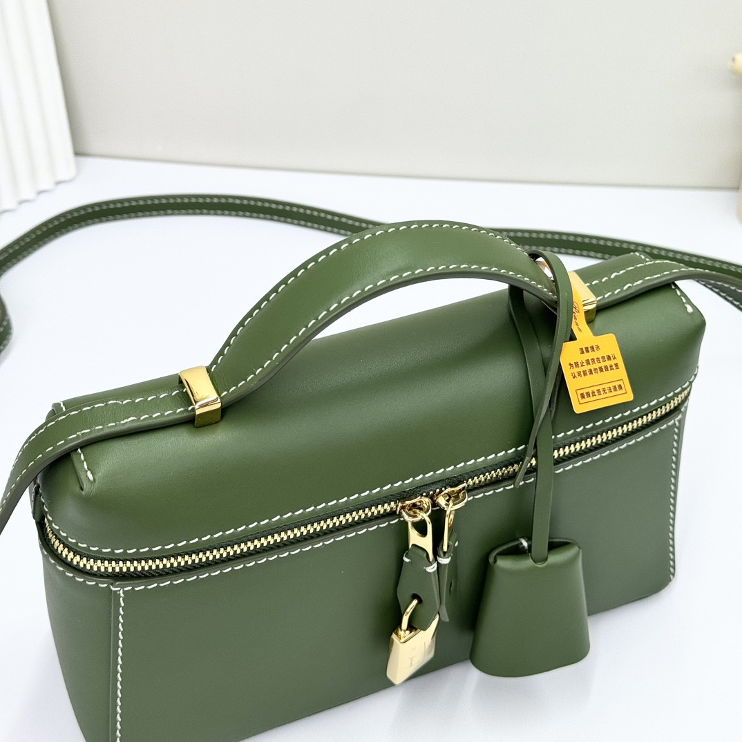 L0r0 P1ana Extra Pocket L19 Smooth Calfskin 11 x 19 x 6.5 cm