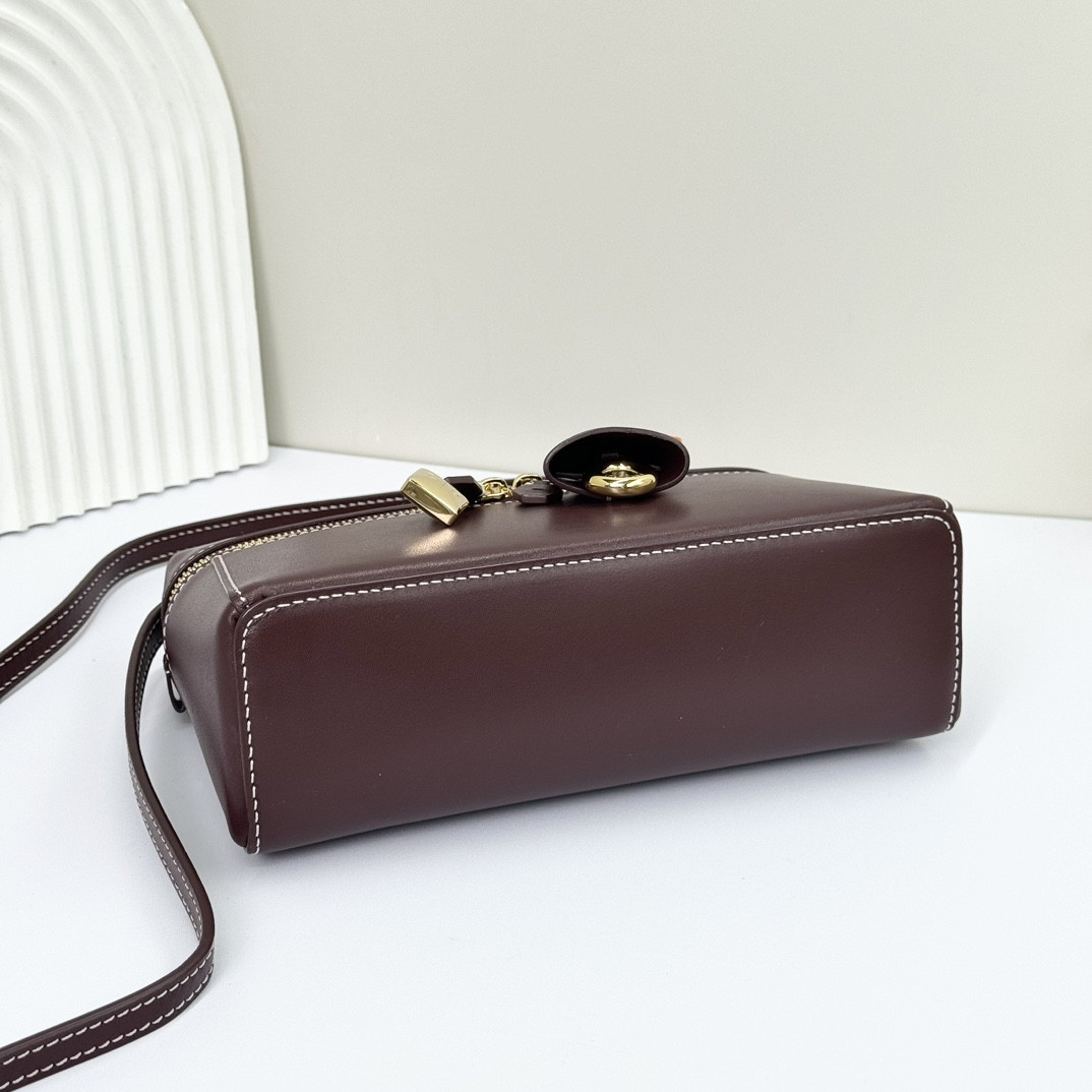 L0r0 P1ana Extra Pocket L19 Smooth Calfskin 11 x 19 x 6.5 cm