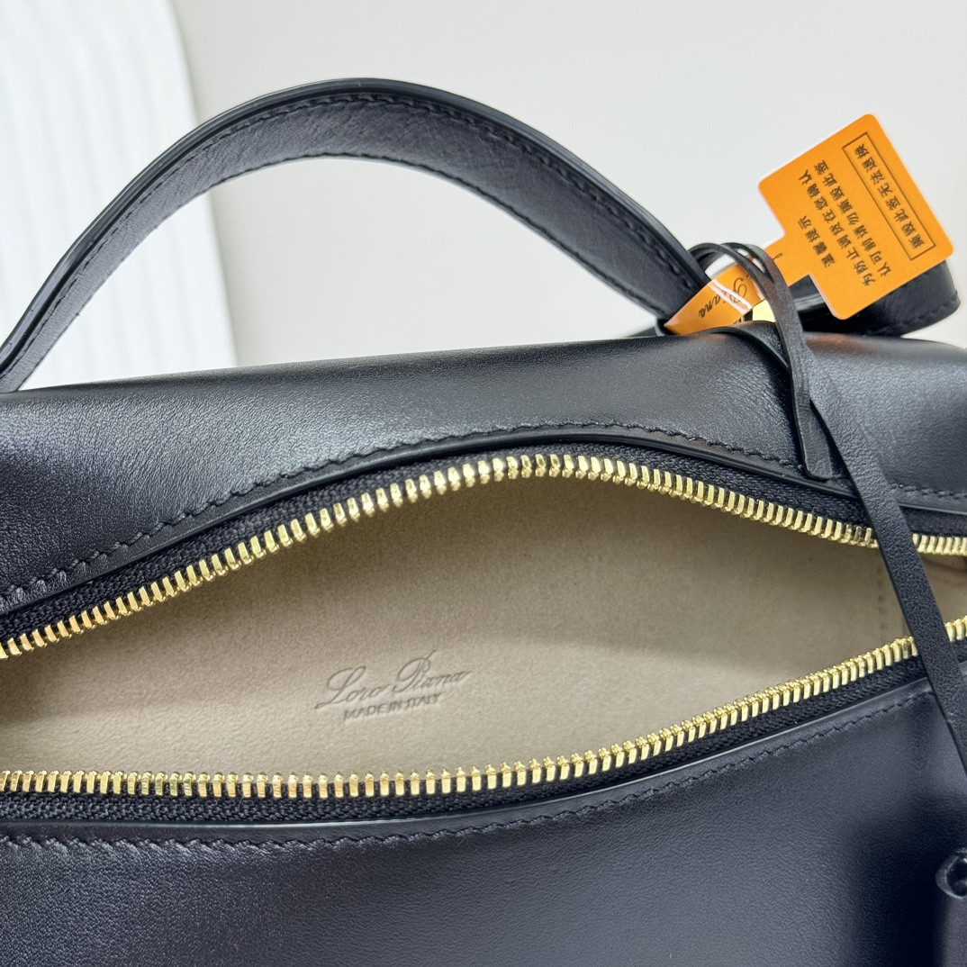 L0r0 P1ana Extra Pocket L19 Smooth Calfskin 11 x 19 x 6.5 cm