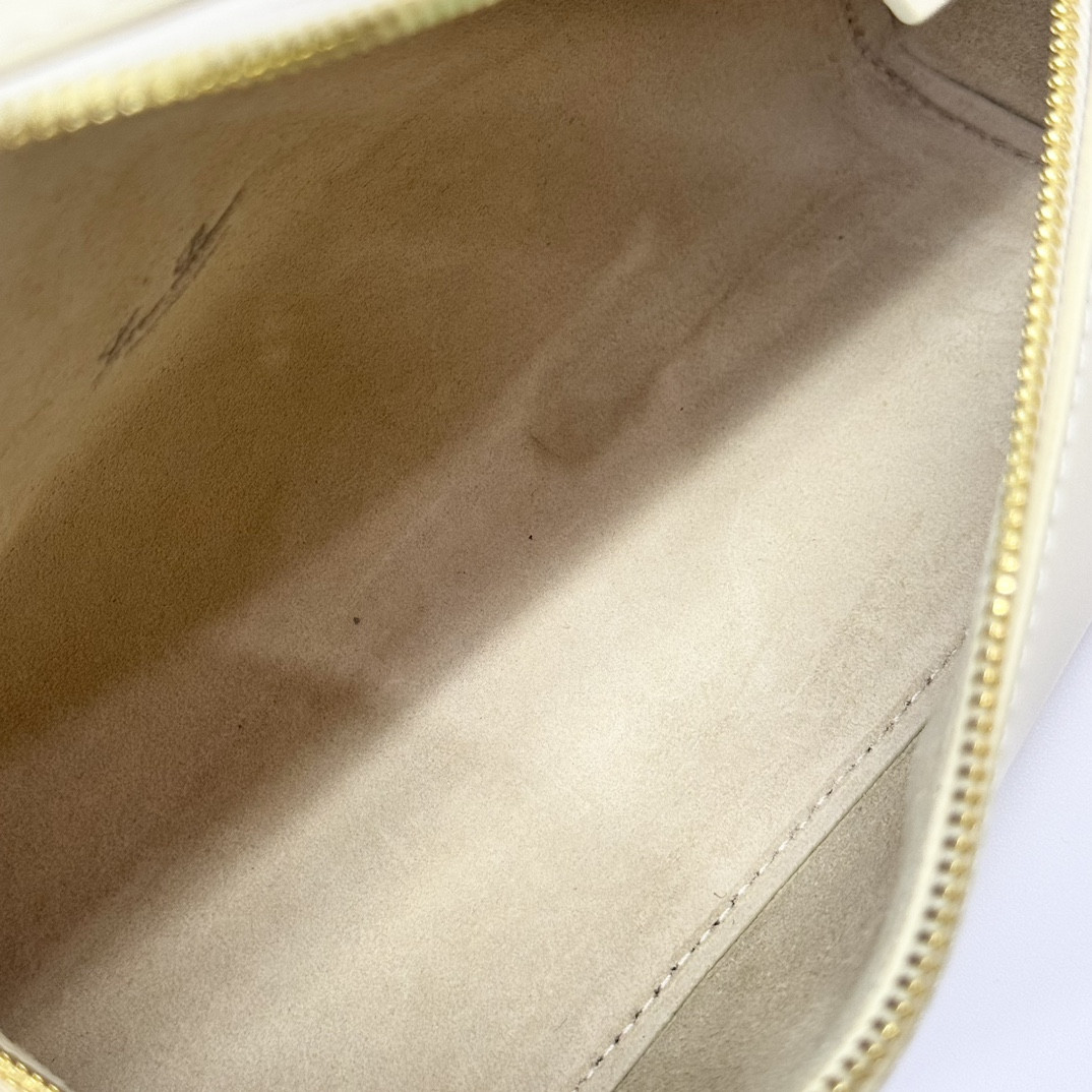 L0r0 P1ana Extra Pocket L19 Smooth Calfskin 11 x 19 x 6.5 cm