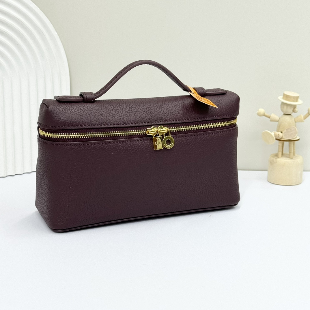 L0r0 P1ana Extra Pocket L19 Grained Calfskin 11 x 19 x 6.5 cm