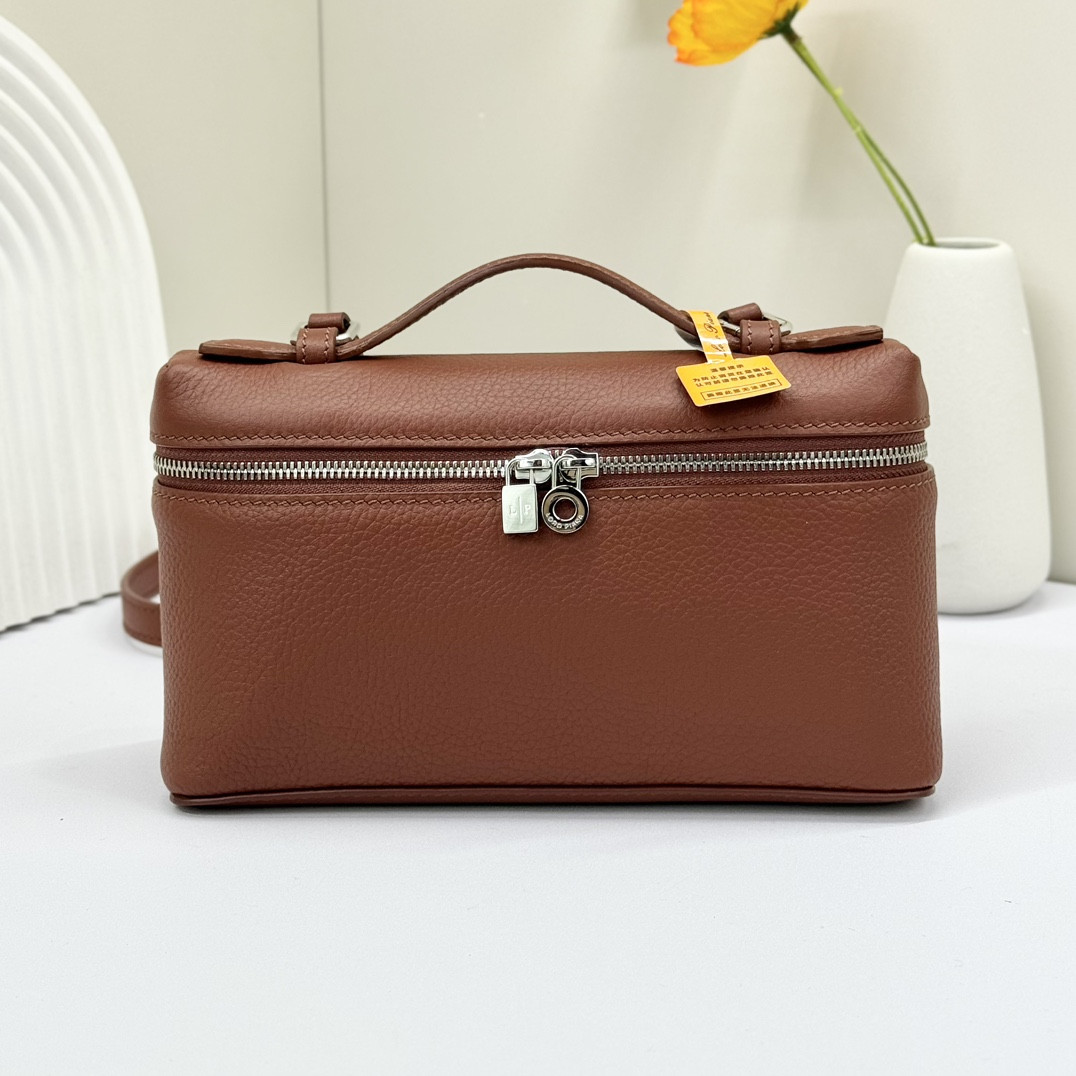 L0r0 P1ana Extra Pocket L19 Grained Calfskin 11 x 19 x 6.5 cm