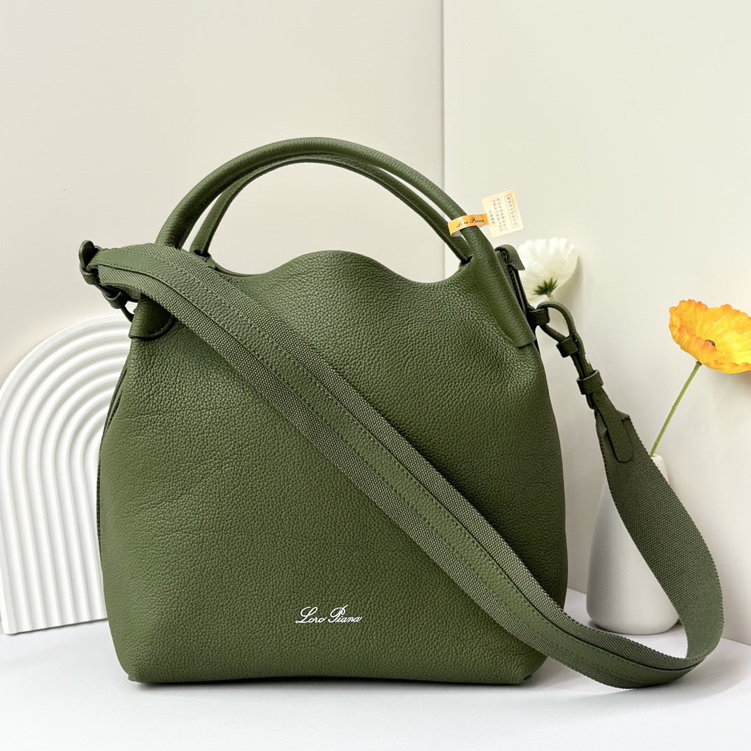L0r0 P1ana Large Bale Bag Grained Calfskin 24 x 20 x 27 cm