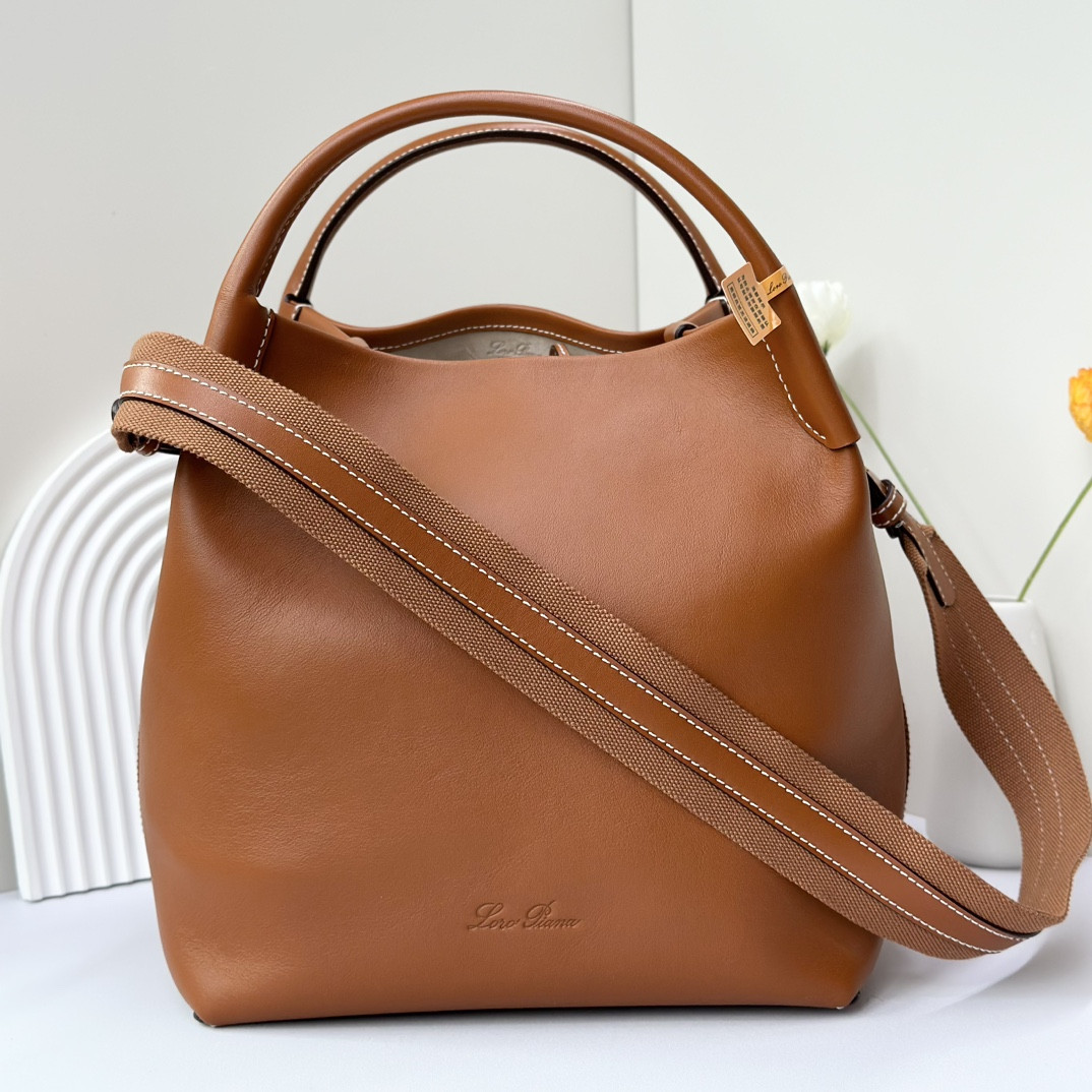 L0r0 P1ana Large Bale Bag Smooth Calfskin 24 x 20 x 27 cm